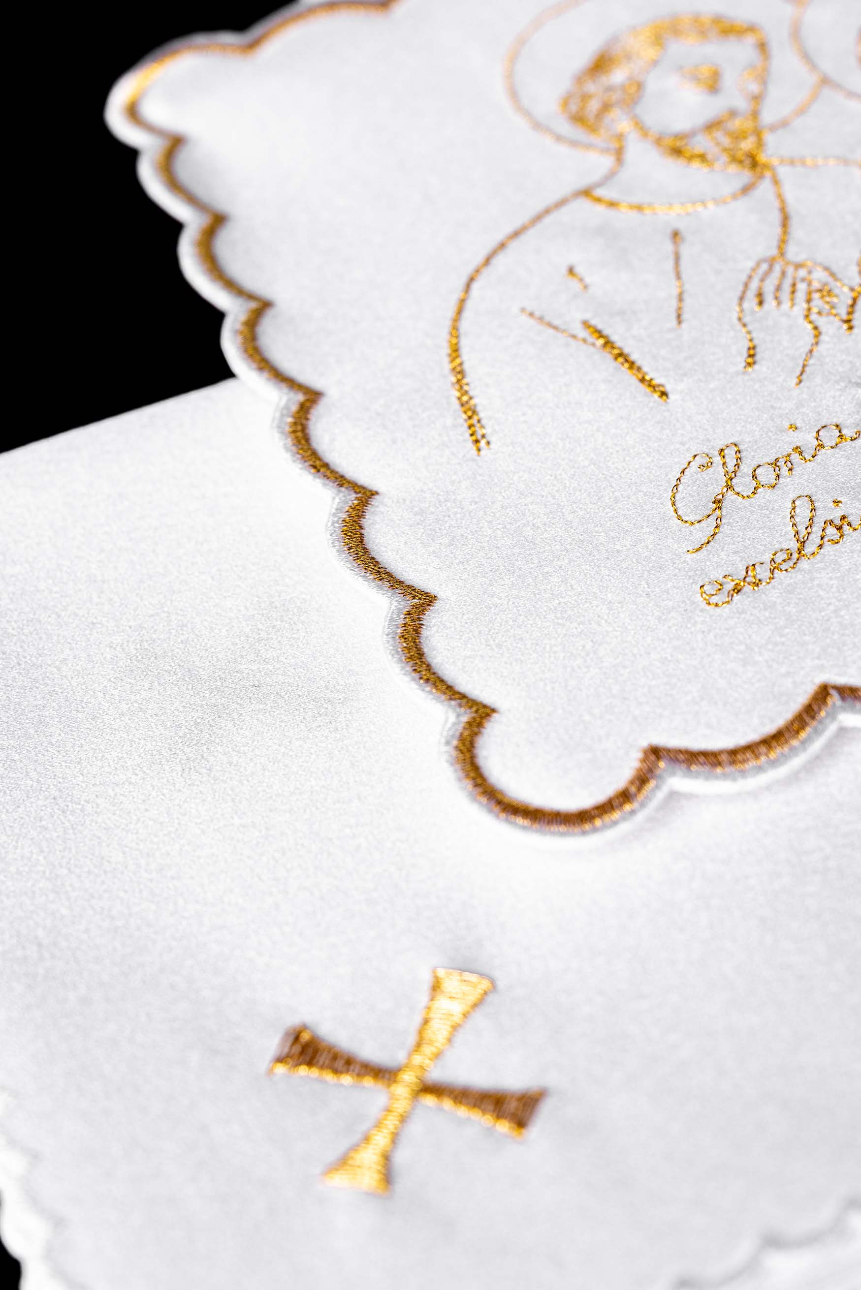 Conjunto de alfaias litúrgicas branco para o Natal com bordado dourado da Sagrada Família