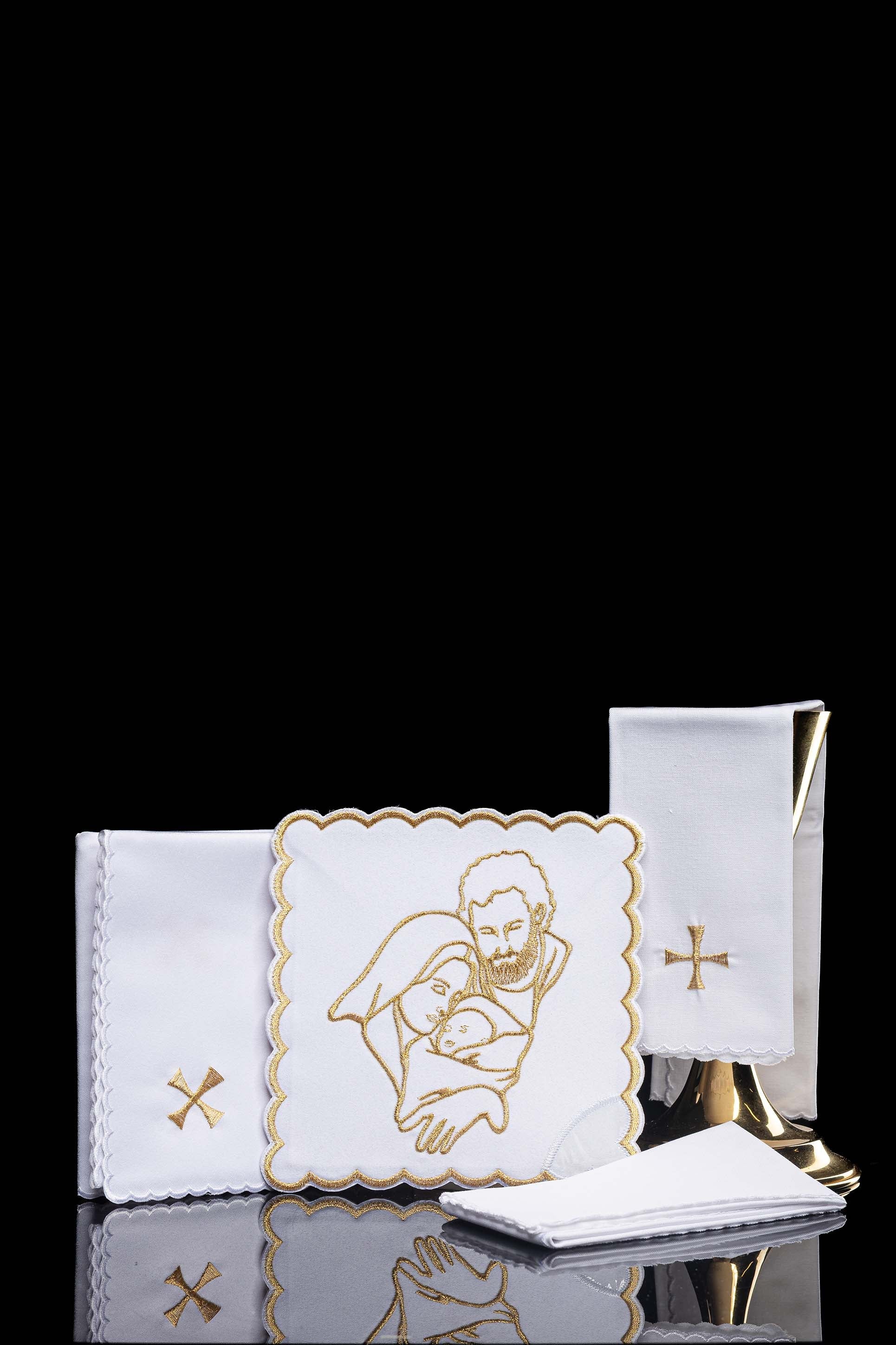 Conjunto de alfaias litúrgicas com bordado da Sagrada Família