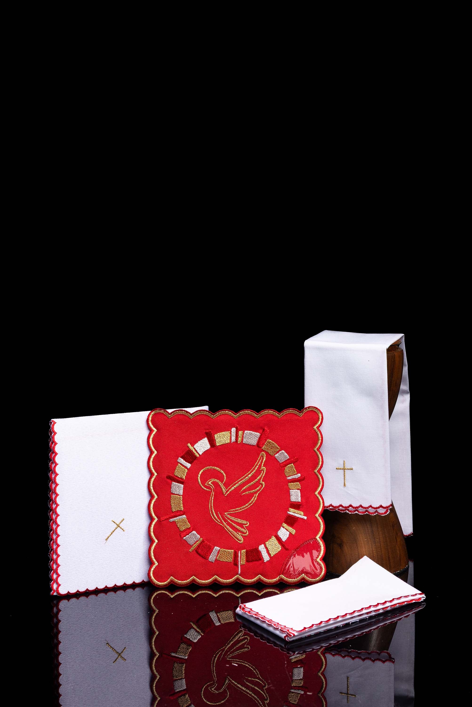 Conjunto de alfaias litúrgicas vermelho com bordado do Espírito Santo