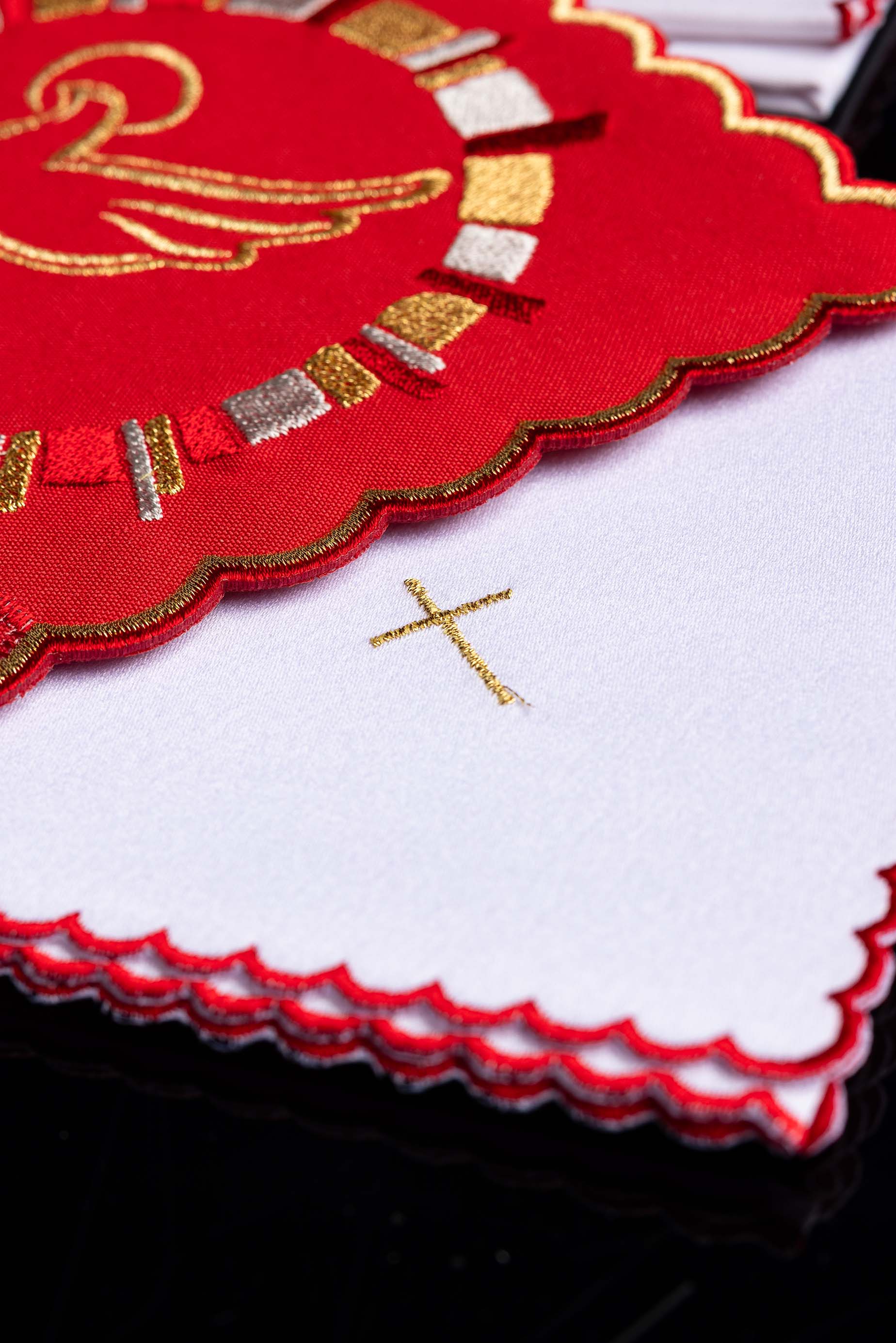 Conjunto de alfaias litúrgicas vermelho com bordado do Espírito Santo