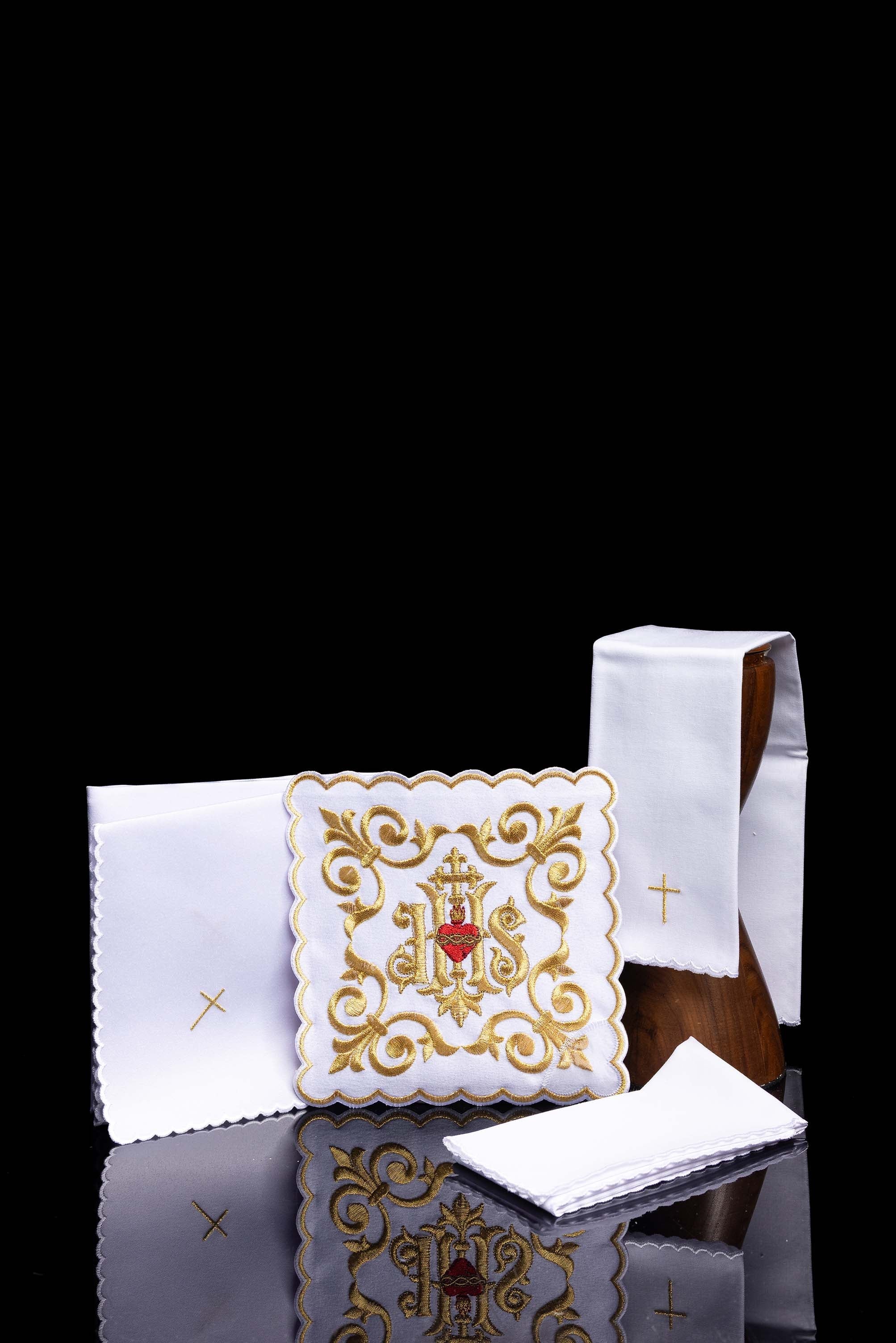 Conjunto de alfaias litúrgicas com bordado IHS dourado