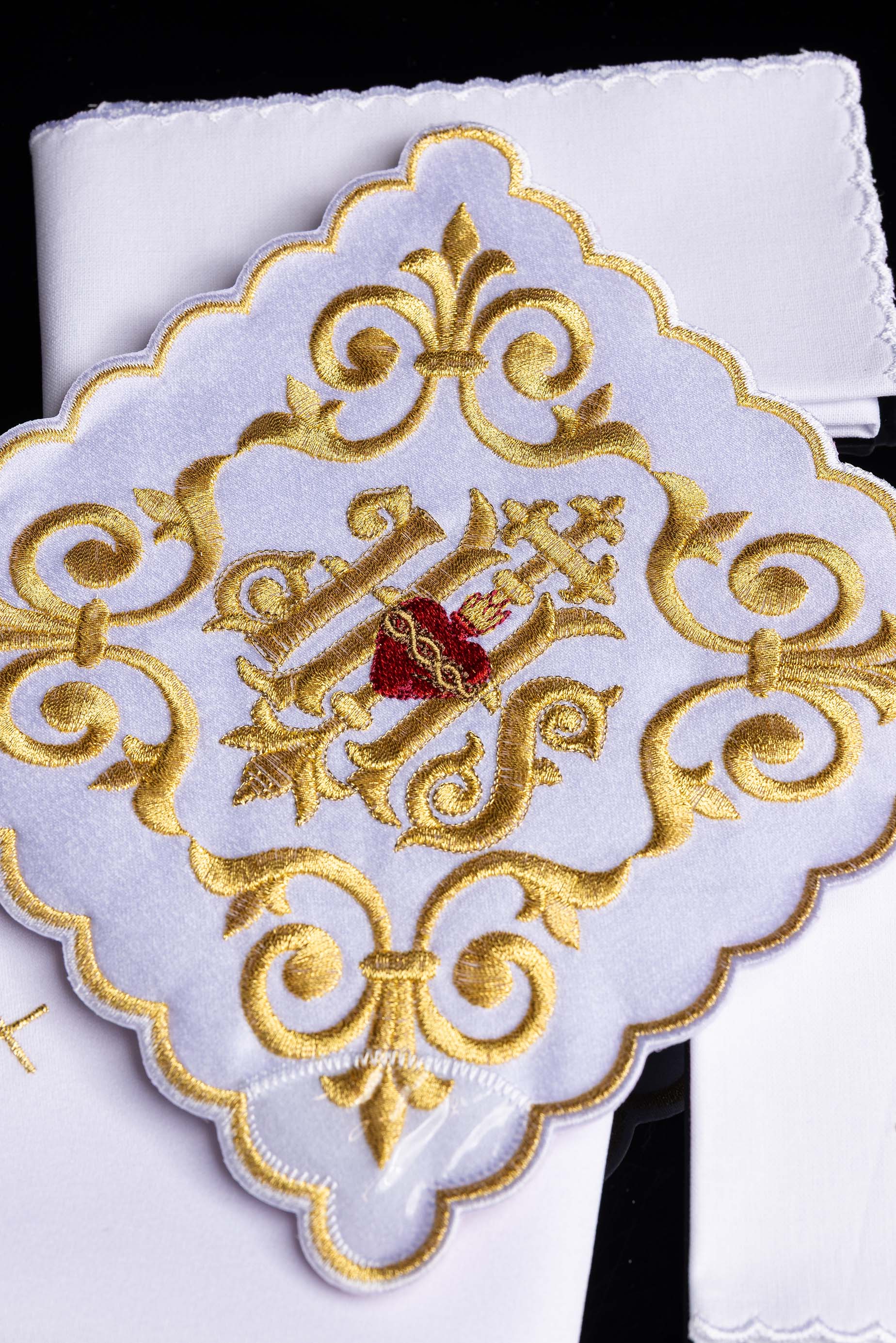 Conjunto de alfaias litúrgicas com bordado IHS dourado