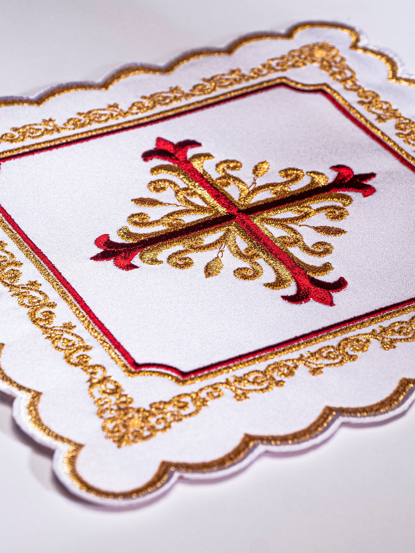 Conjunto de alfaias litúrgicas com bordado dourado e vermelho
