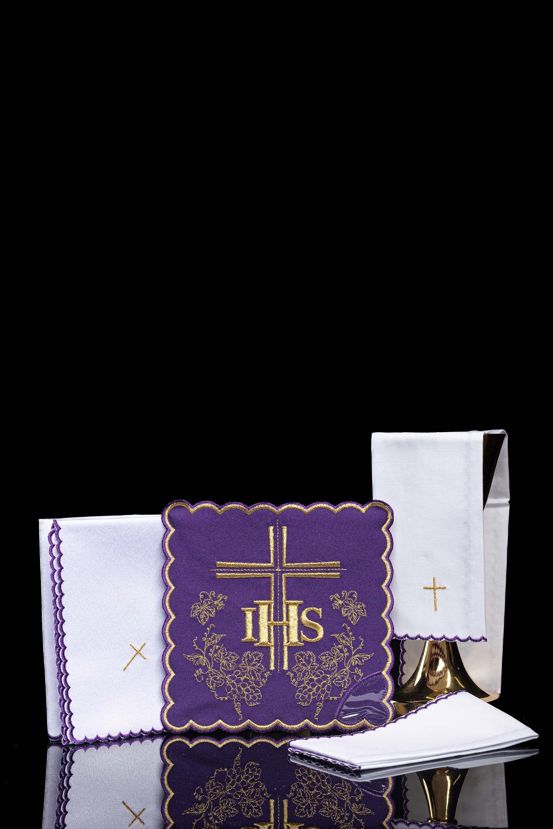 Conjunto de alfaias litúrgicas bordado roxo IHS