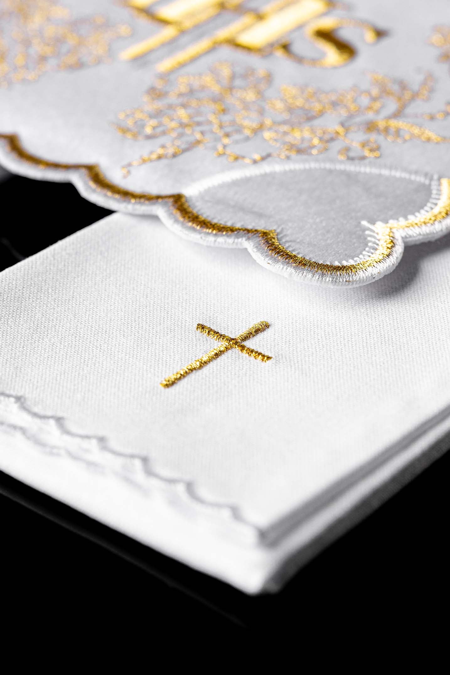 Conjunto de alfaias litúrgicas com delicado bordado dourado