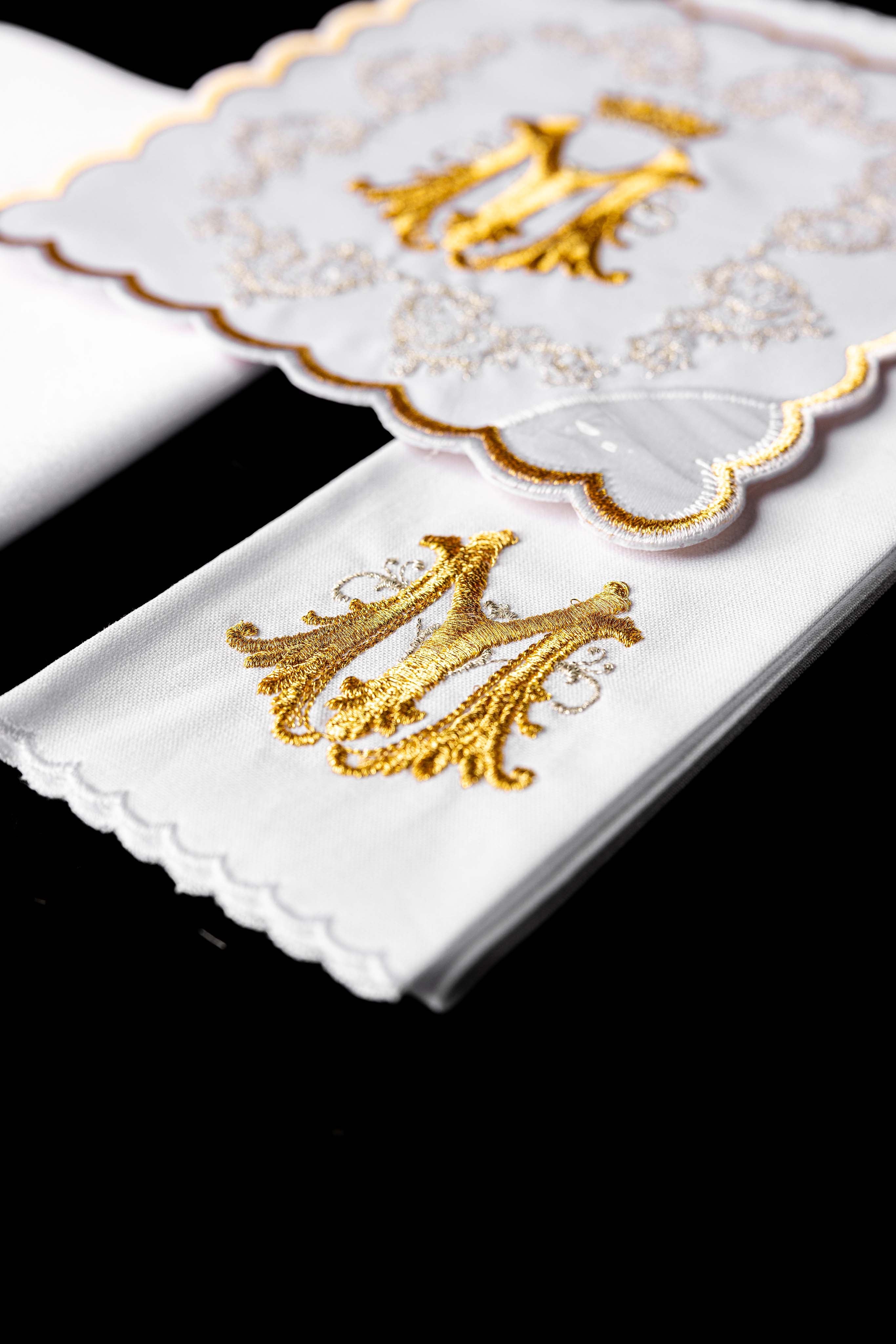 Conjunto de alfaias litúrgicas dourado com bordado mariano