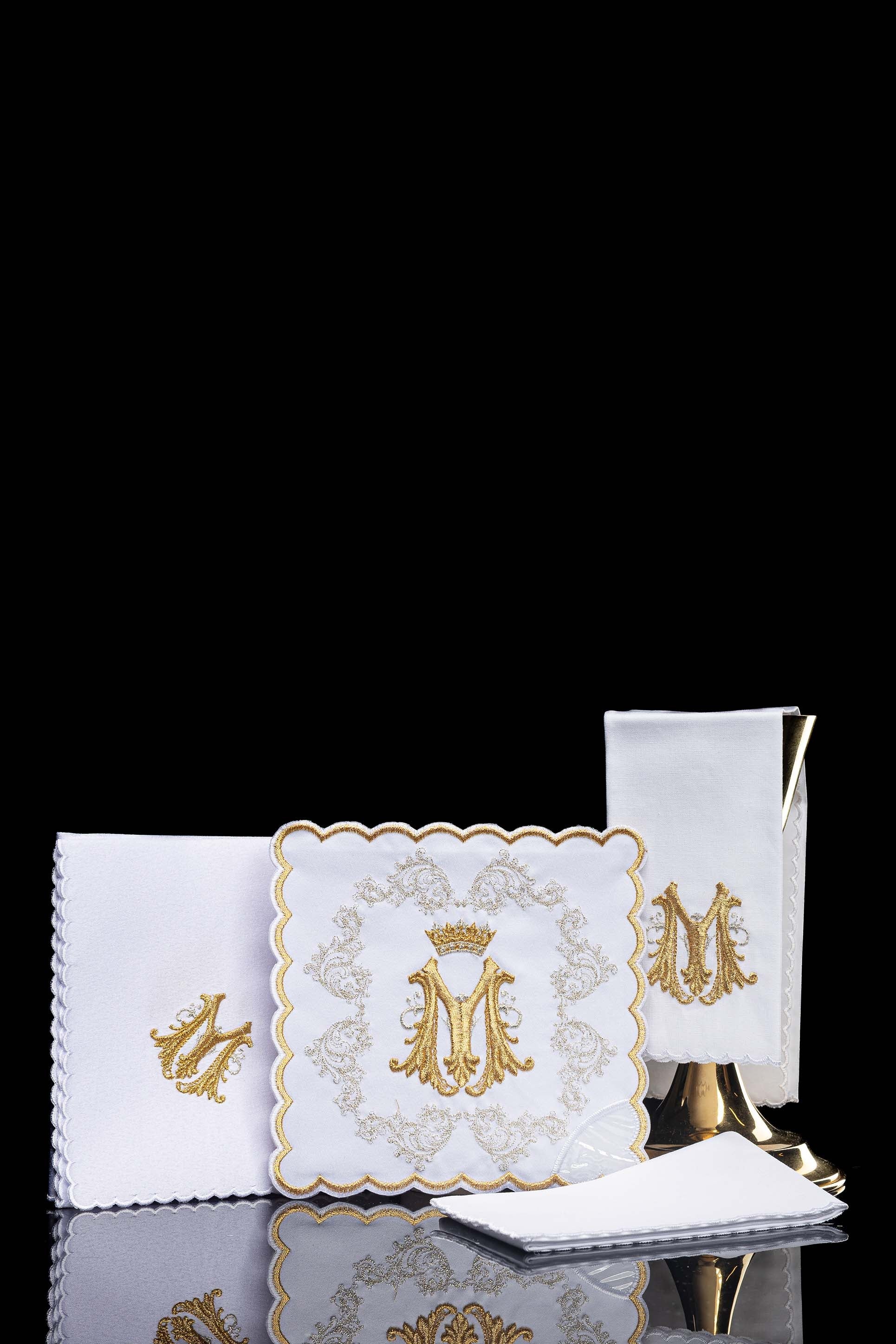 Conjunto de alfaias litúrgicas dourado com bordado mariano