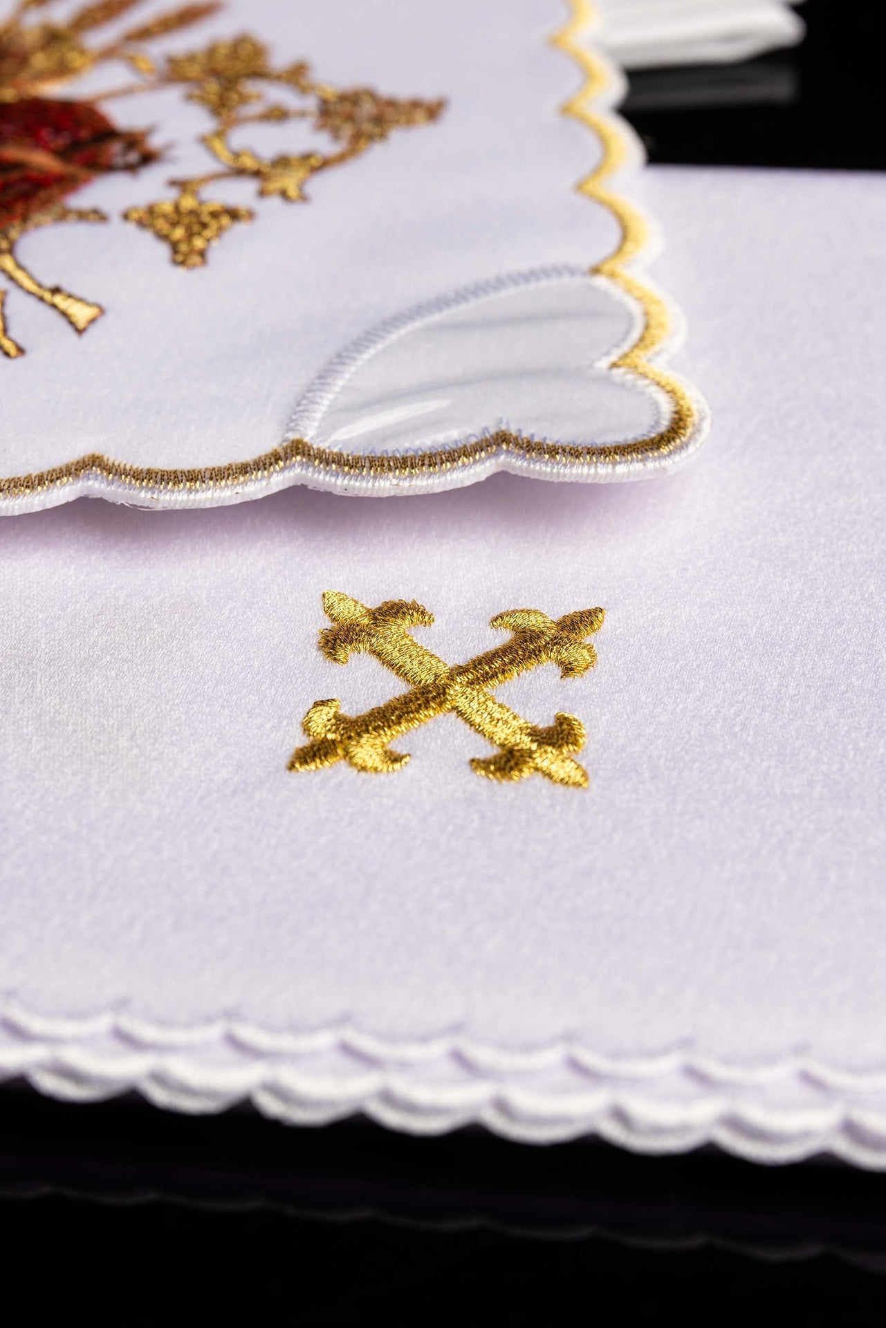 Conjunto de alfaias litúrgicas bordado com o Sagrado Coração de Jesus
