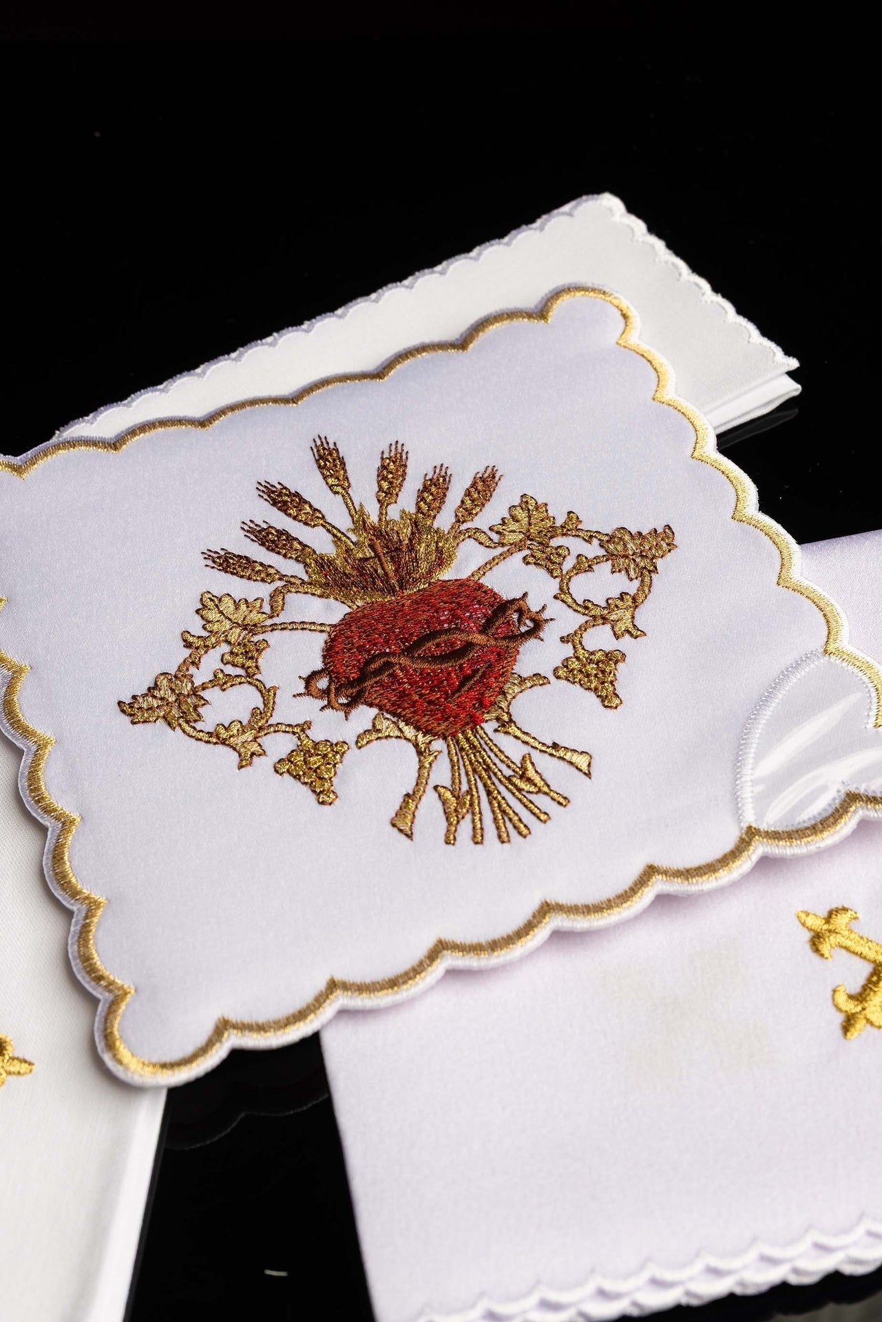 Conjunto de alfaias litúrgicas bordado com o Sagrado Coração de Jesus