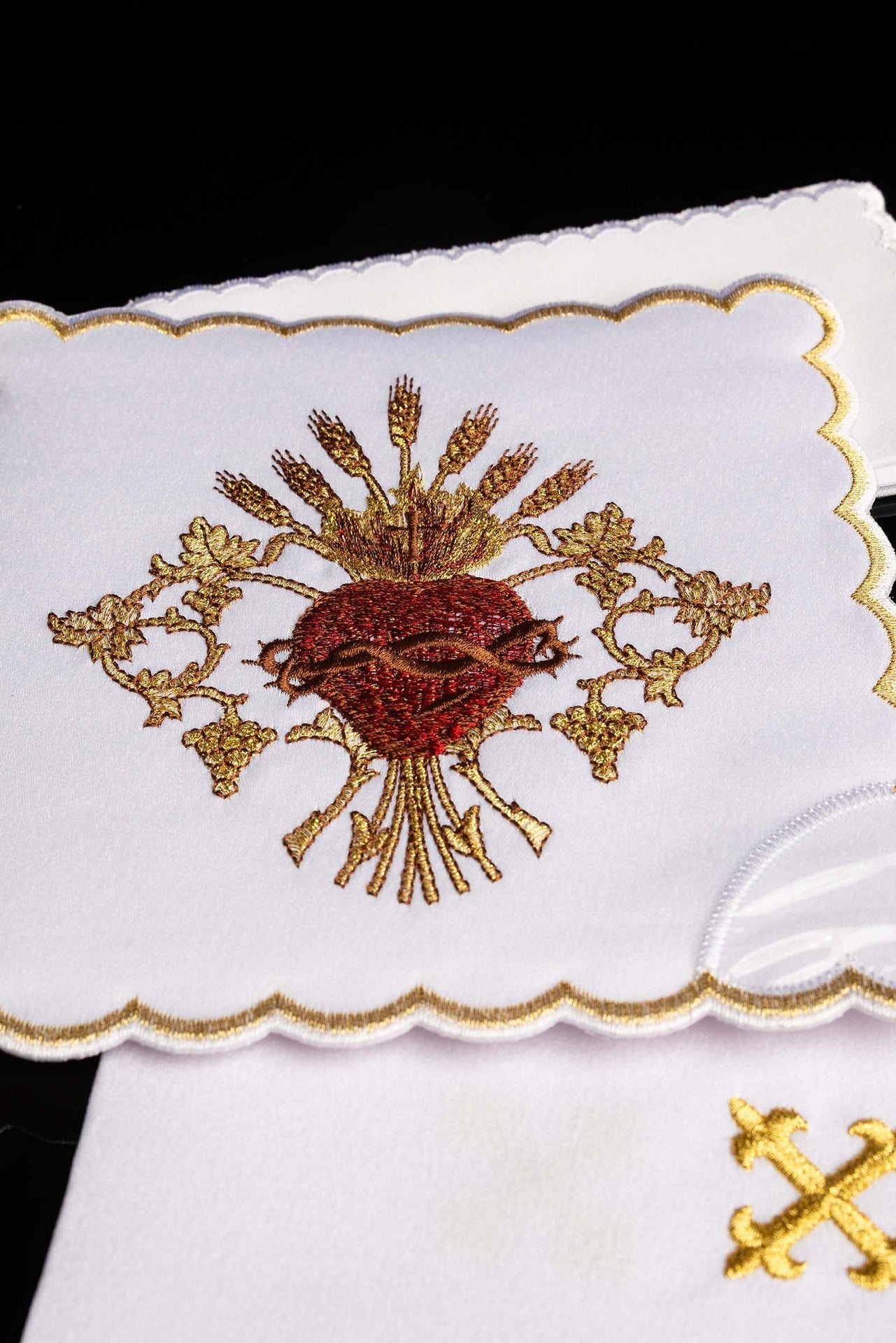 Conjunto de alfaias litúrgicas bordado com o Sagrado Coração de Jesus
