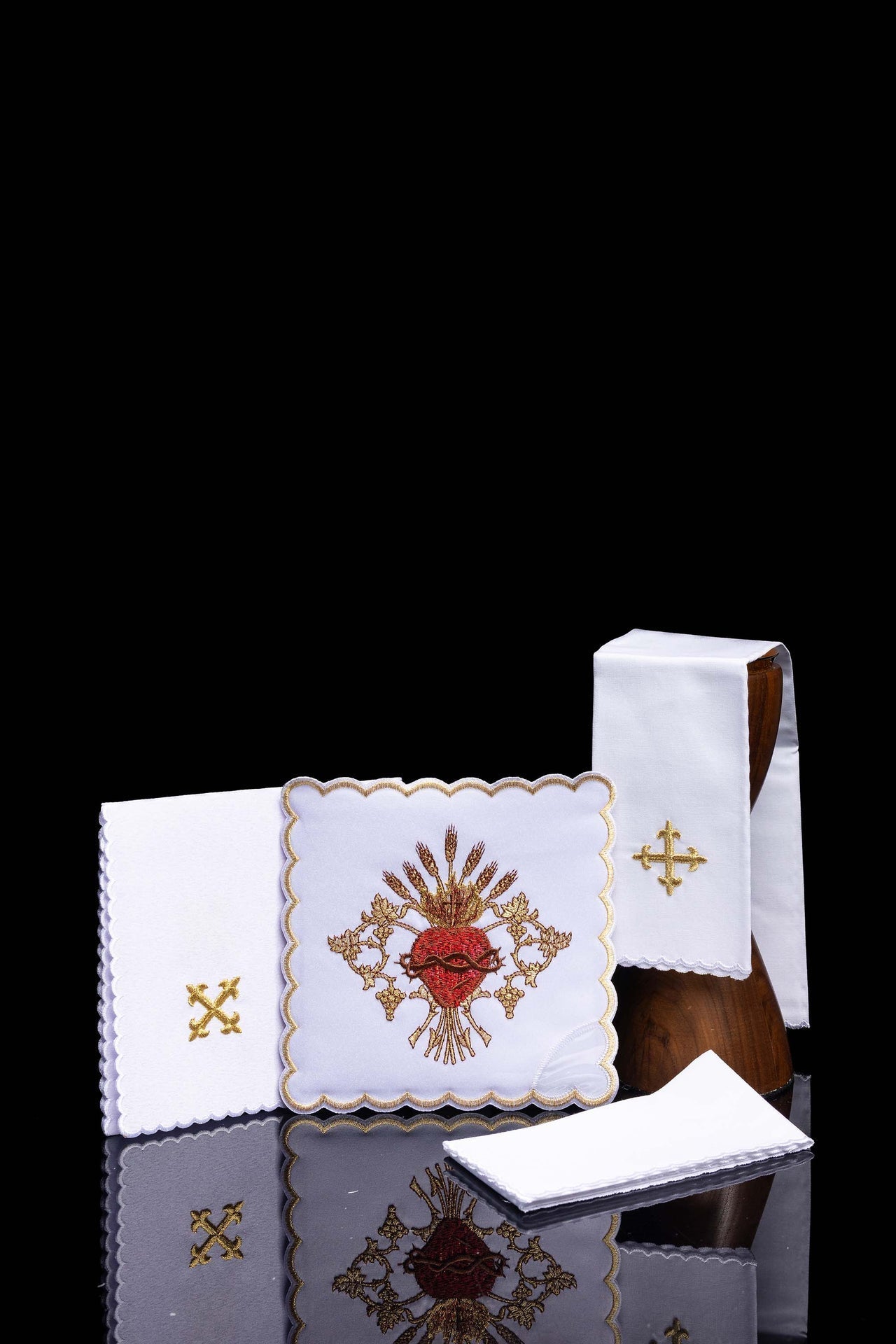 Conjunto de alfaias litúrgicas bordado com o Sagrado Coração de Jesus