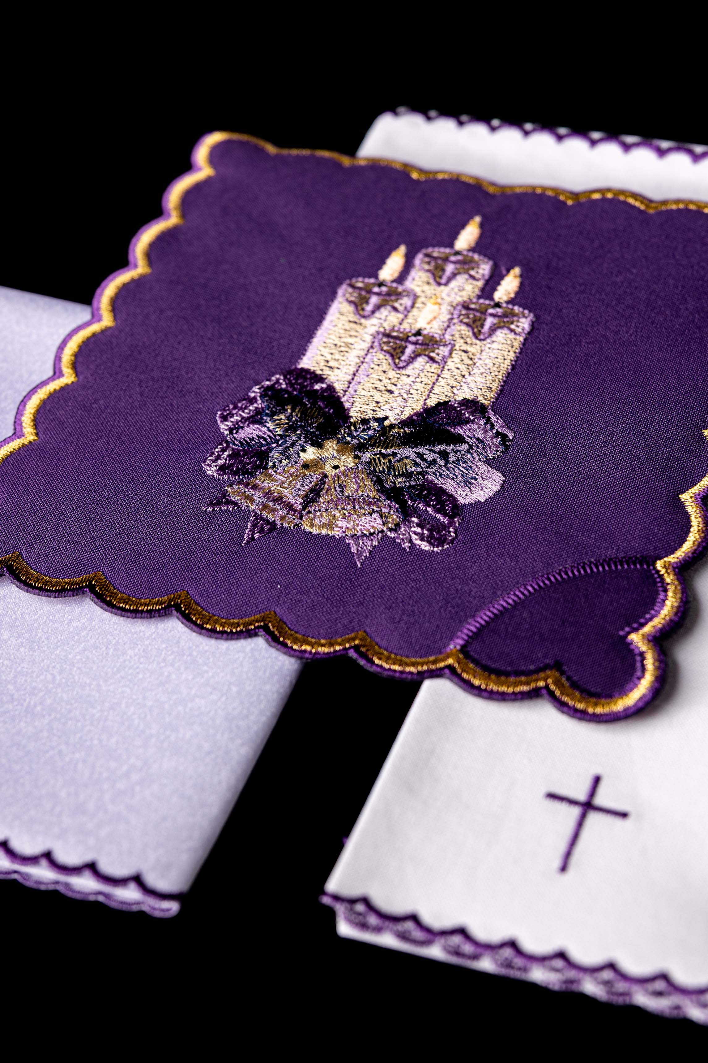 Conjunto de alfaias litúrgicas bordado para o Advento