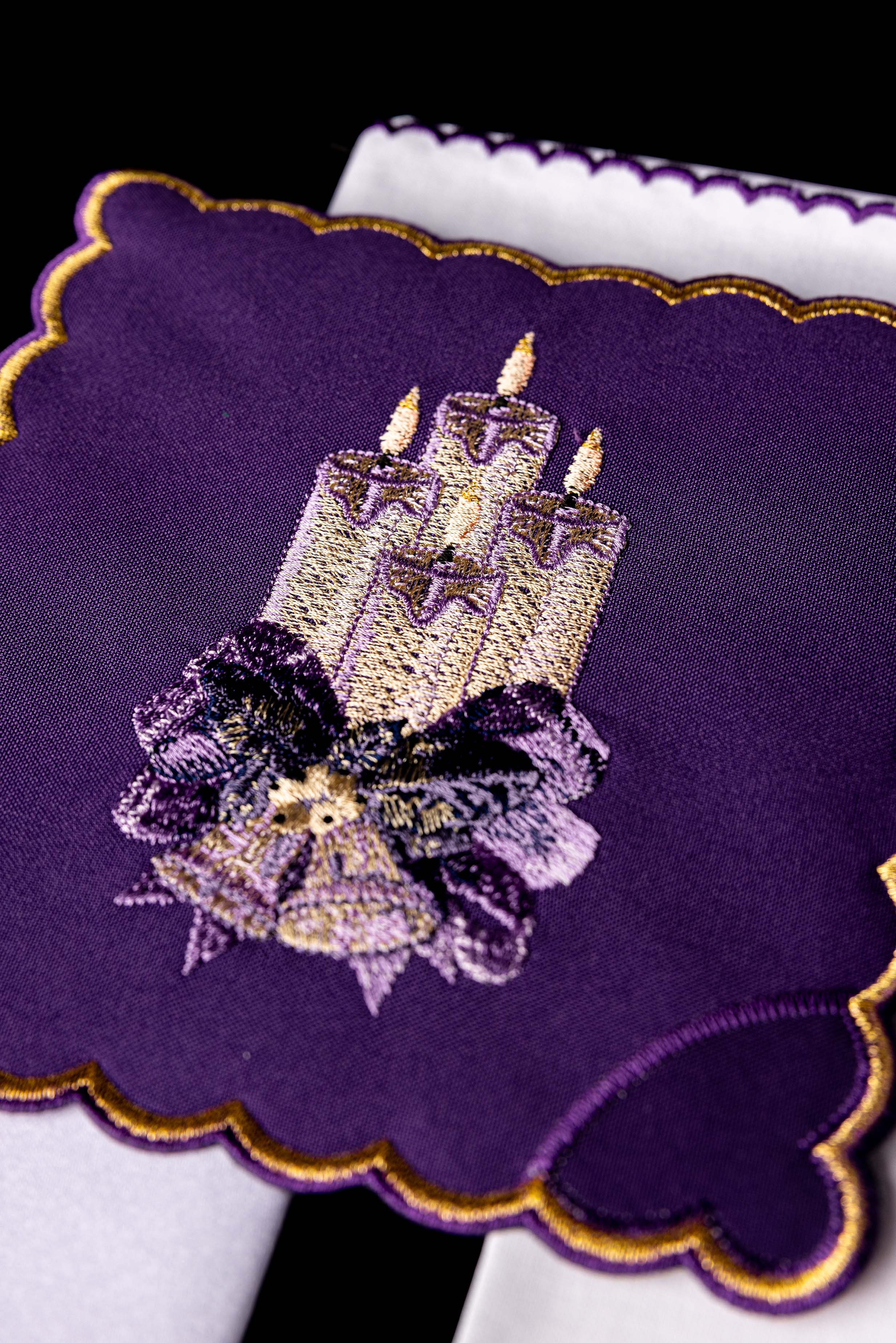 Conjunto de alfaias litúrgicas bordado para o Advento