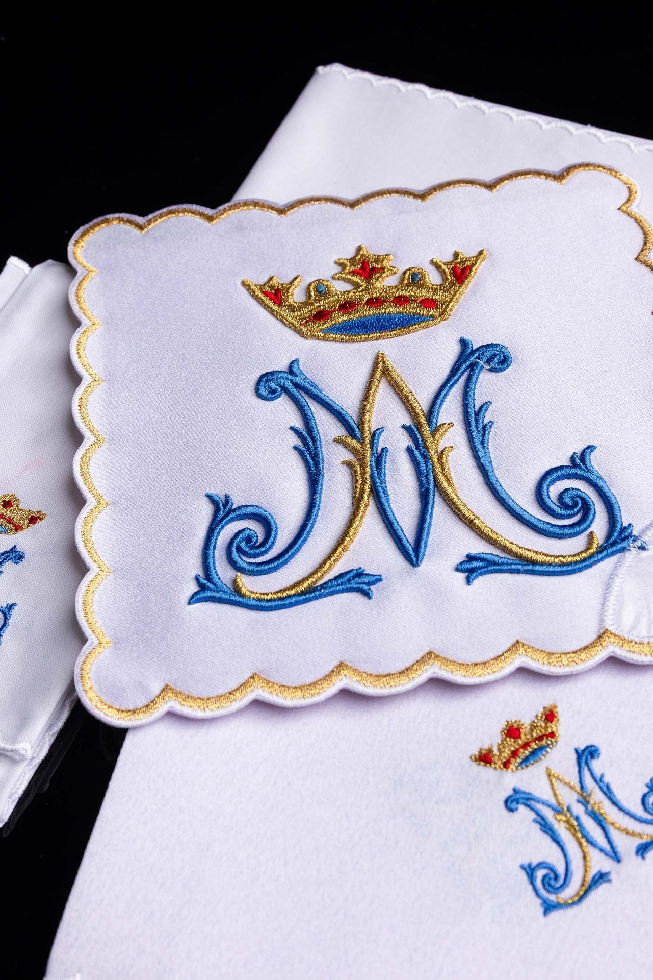 Conjunto de alfaias litúrgicas bordado com motivo mariano