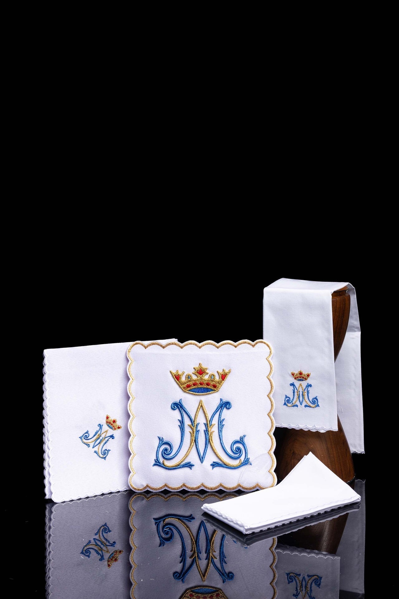 Conjunto de alfaias litúrgicas bordado com motivo mariano