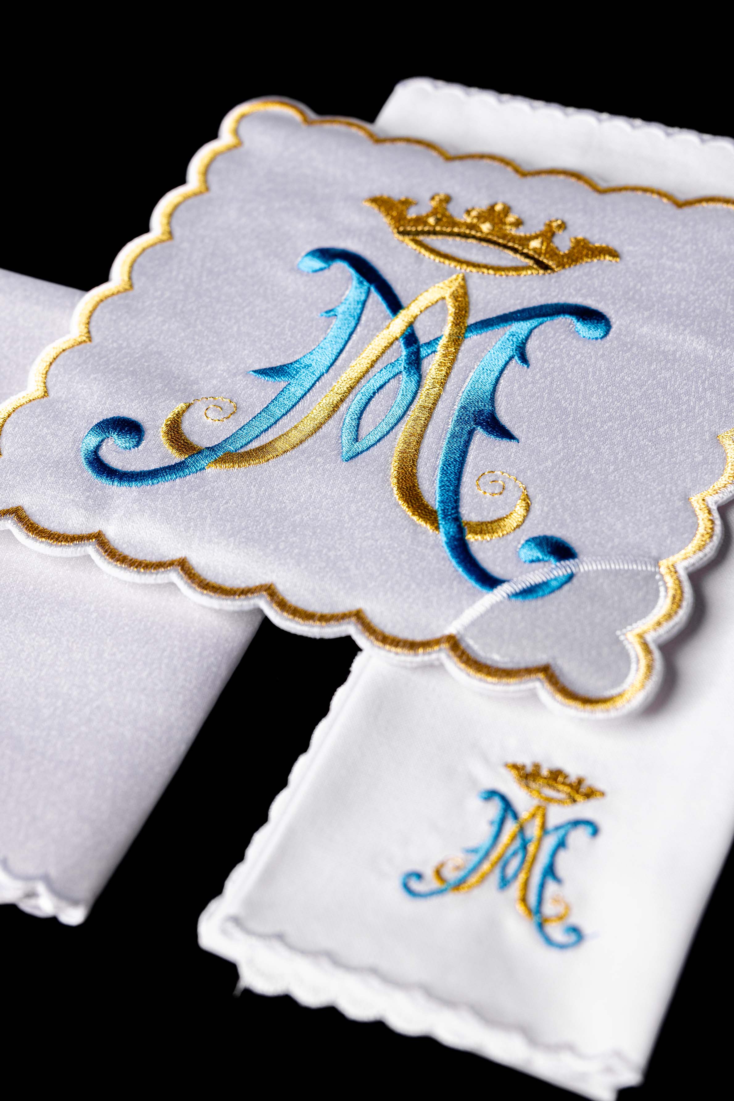 Conjunto de alfaias litúrgicas com símbolo mariano bordado