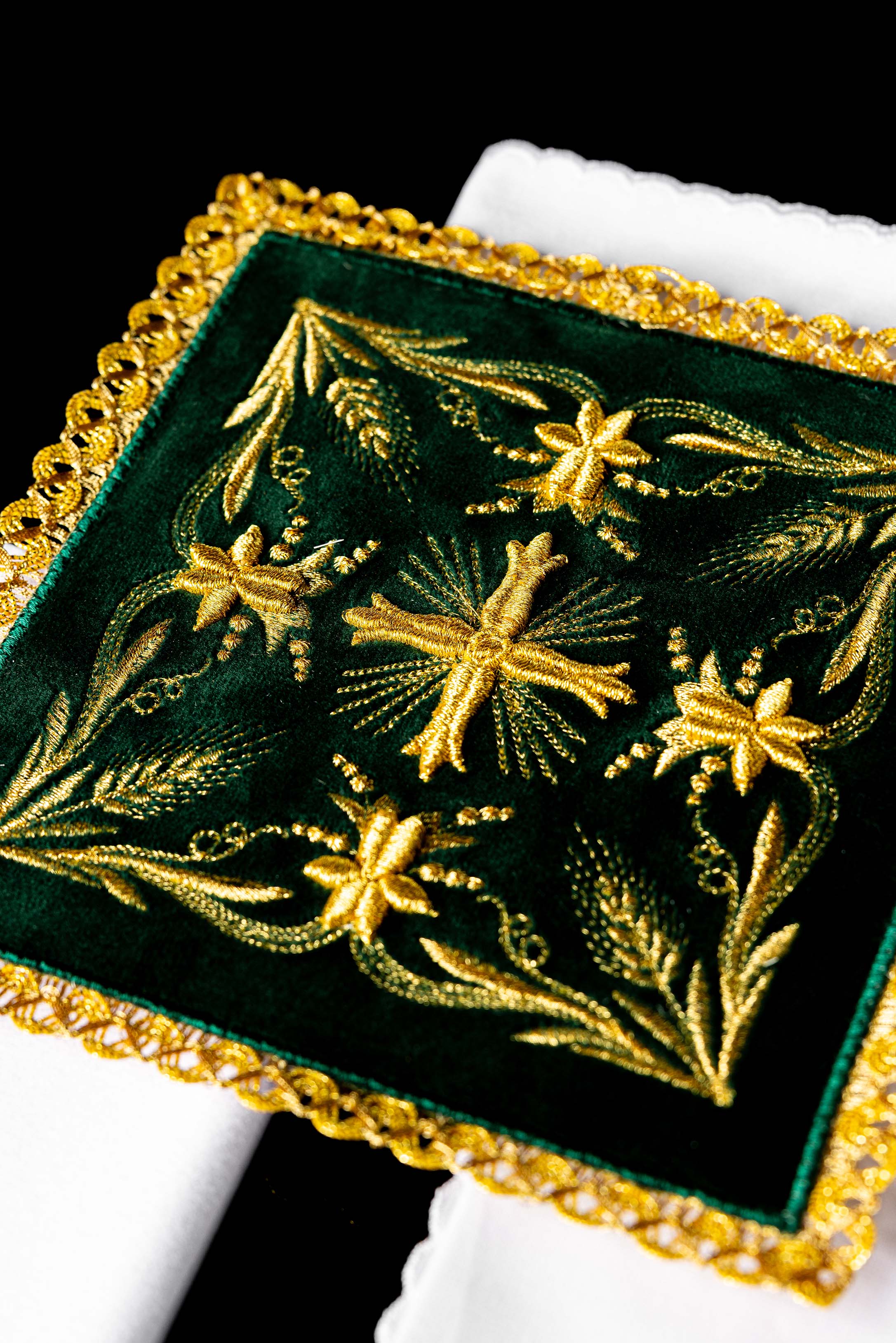 Conjunto de alfaias litúrgicas bordado em veludo verde - chasubles.com.br