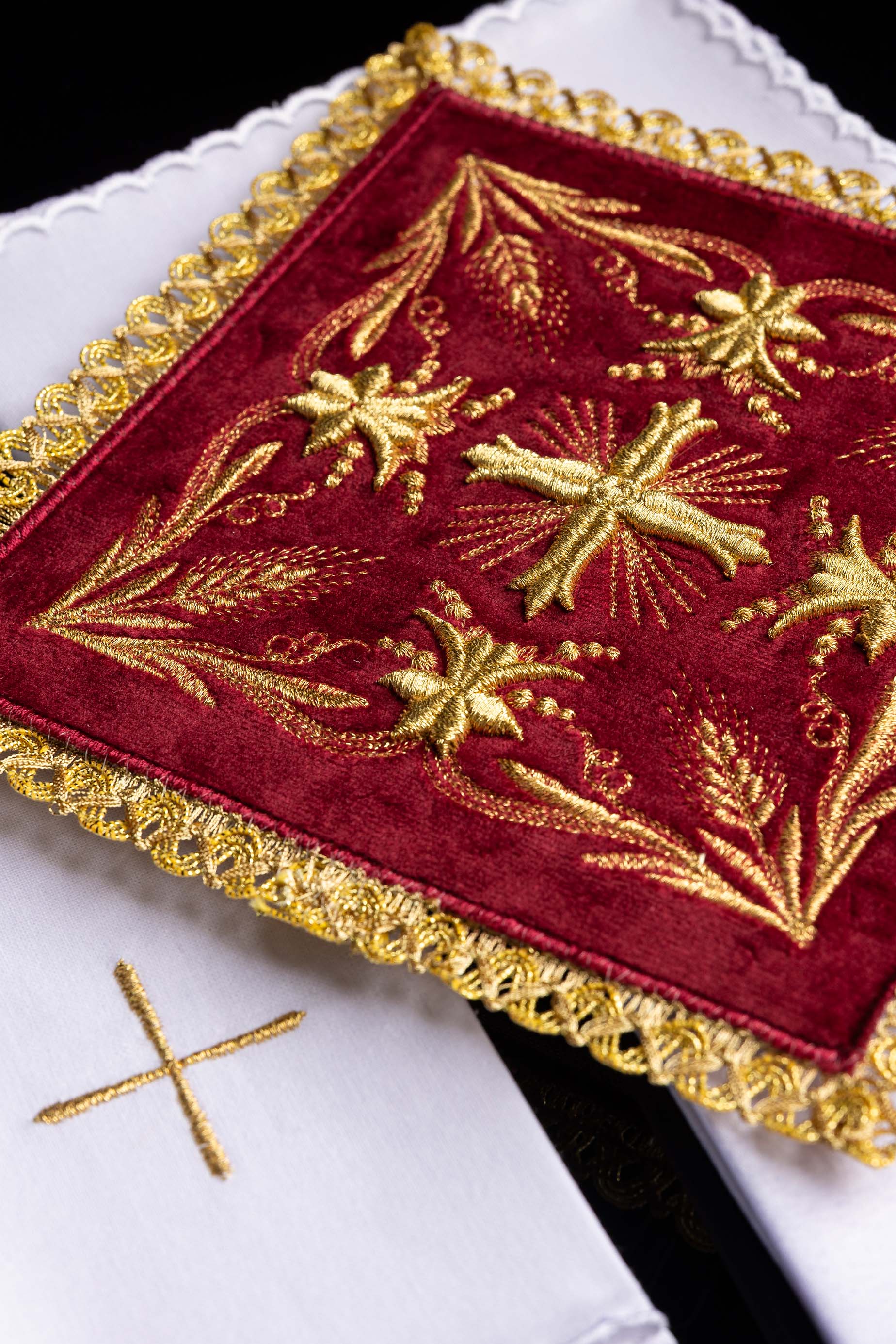 Conjunto de alfaias litúrgicas com pala de veludo vermelho, corporal, sanguíneo e manutérgio