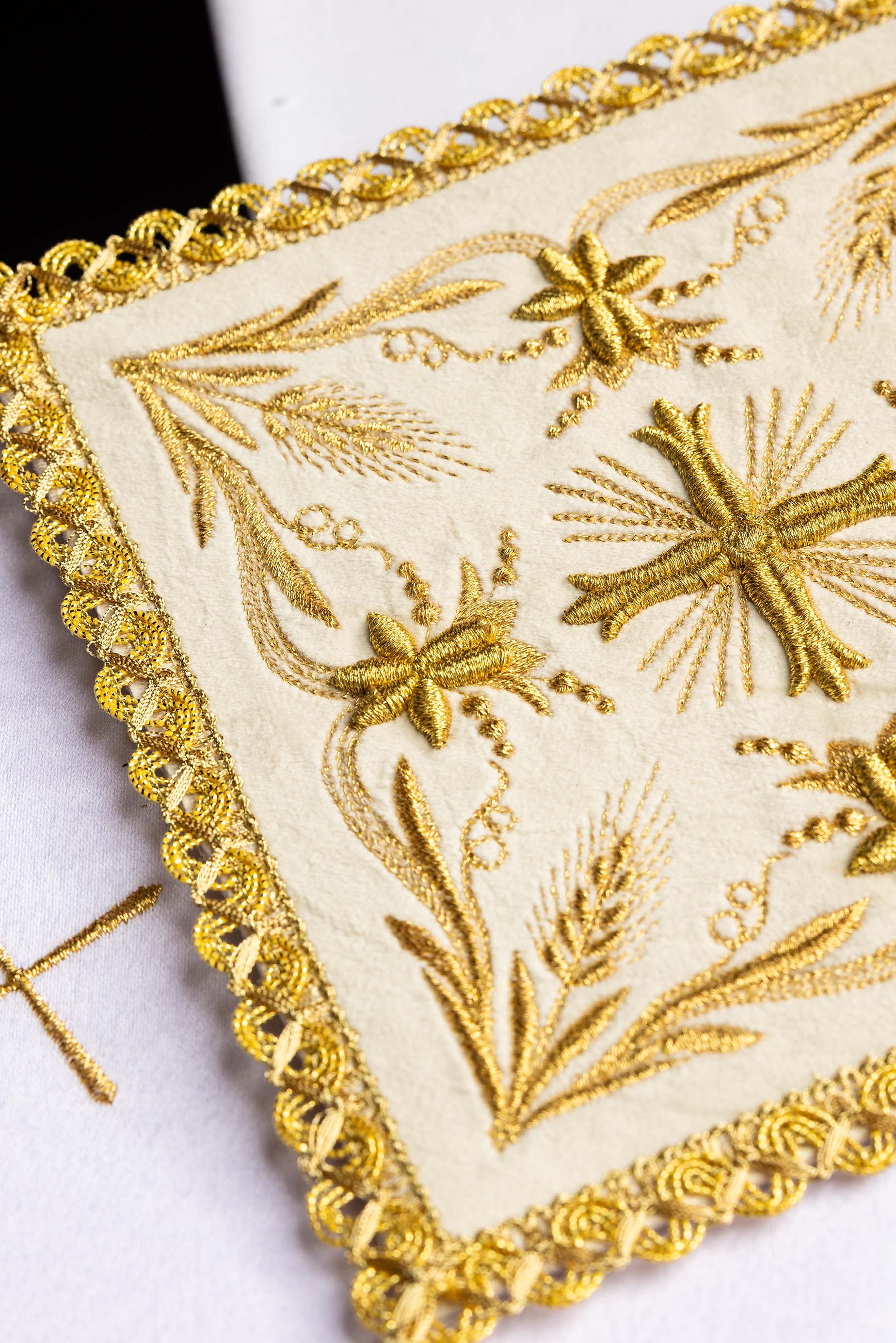 Conjunto de alfaias litúrgicas creme com pala de veludo, corporal, sanguíneo e manutérgio.