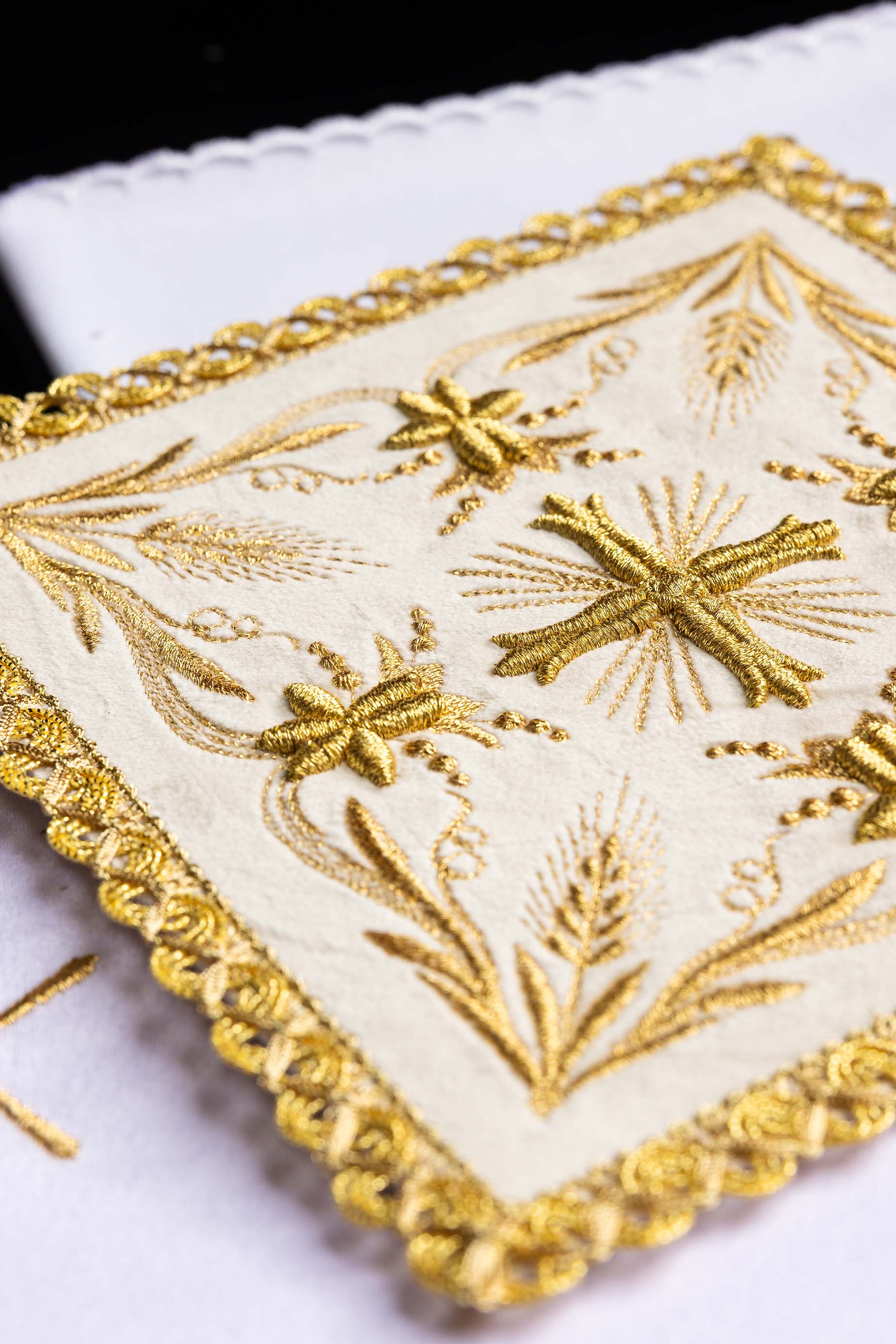 Conjunto de alfaias litúrgicas creme com pala de veludo, corporal, sanguíneo e manutérgio.