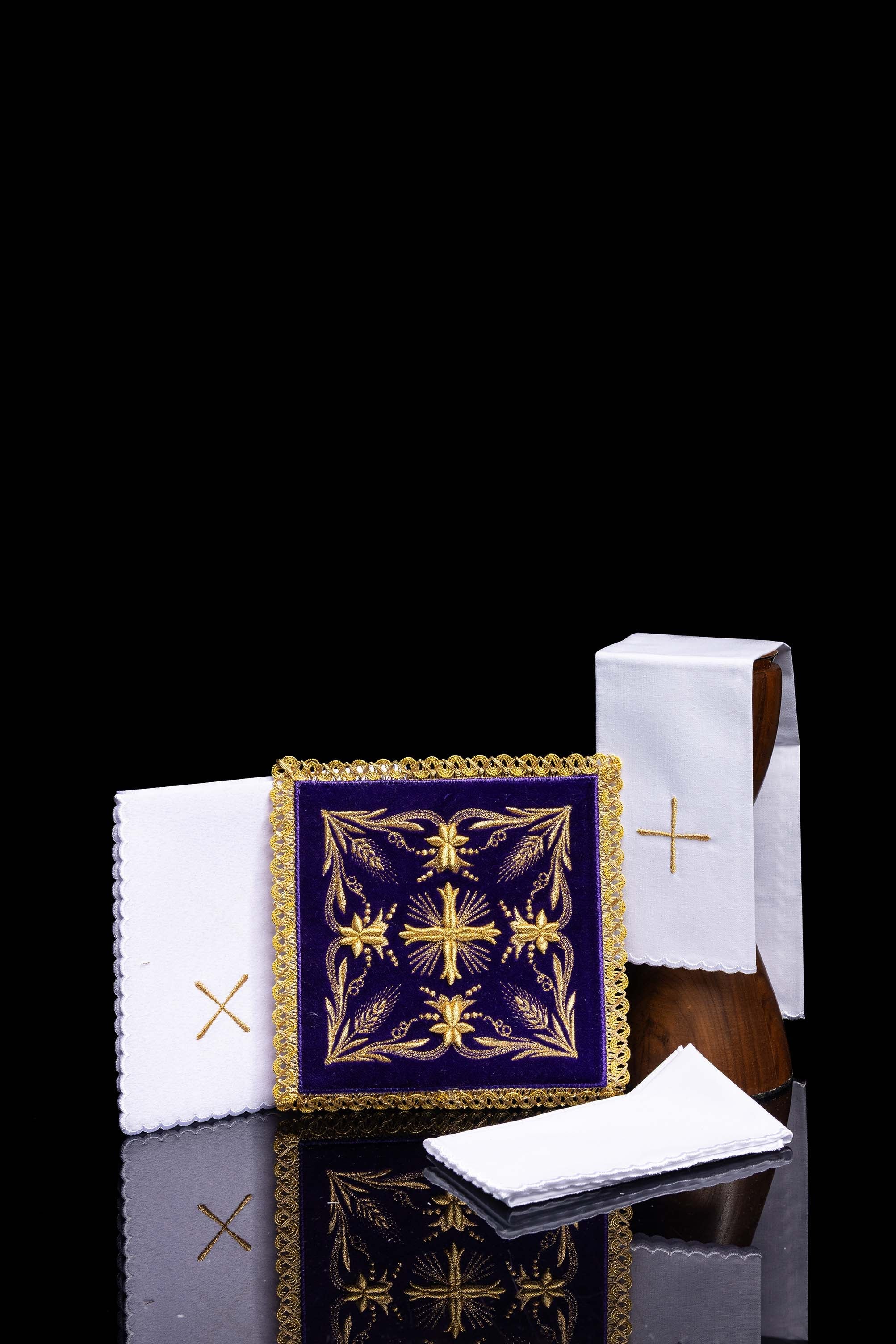 Conjunto de alfaias litúrgicas bordado em veludo roxo