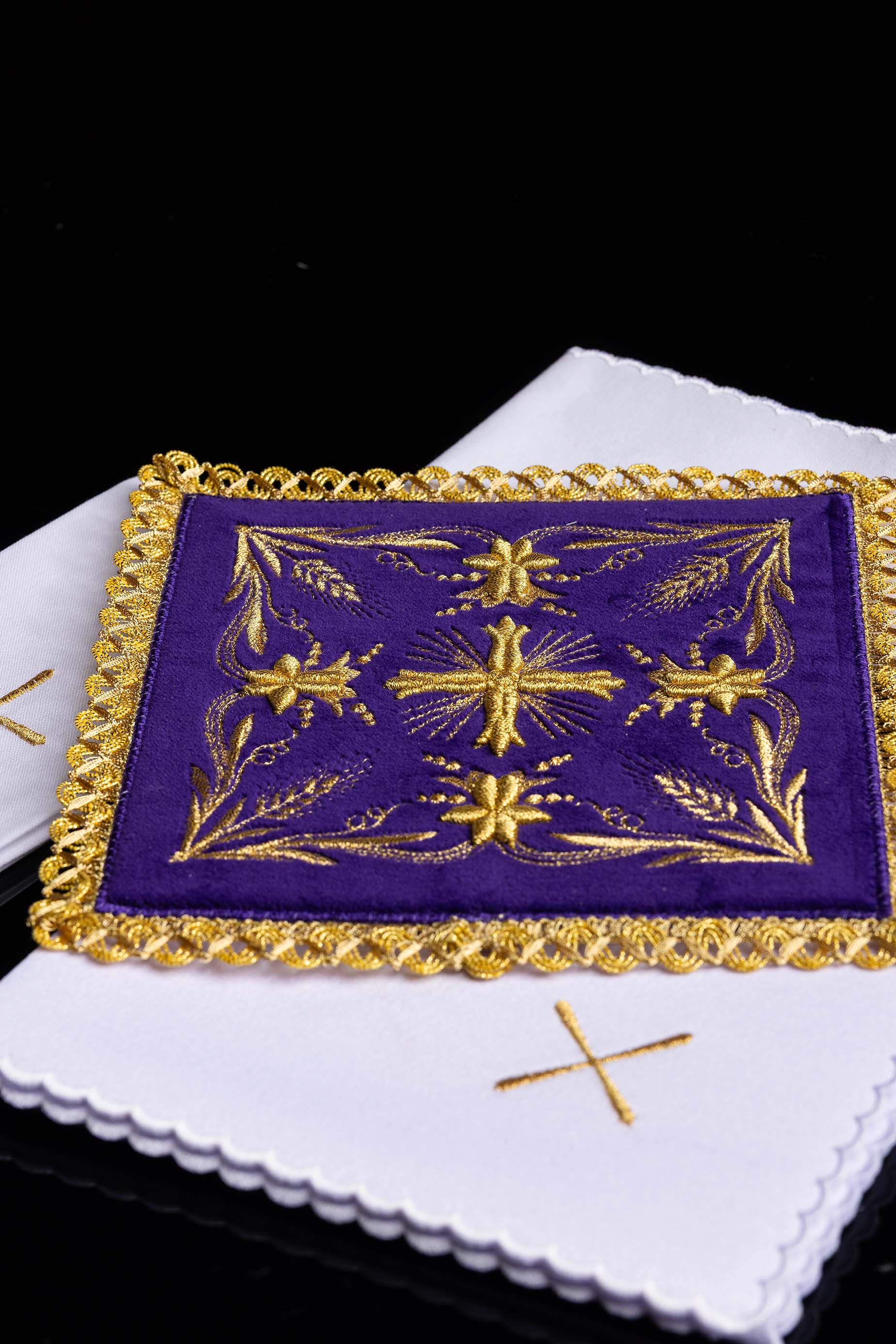 Conjunto de alfaias litúrgicas bordado em veludo roxo