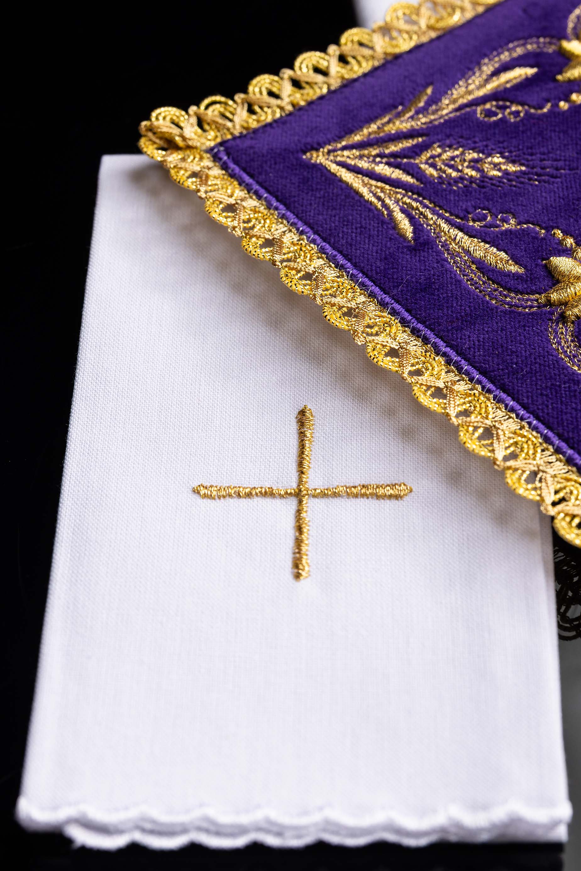 Conjunto de alfaias litúrgicas bordado em veludo roxo