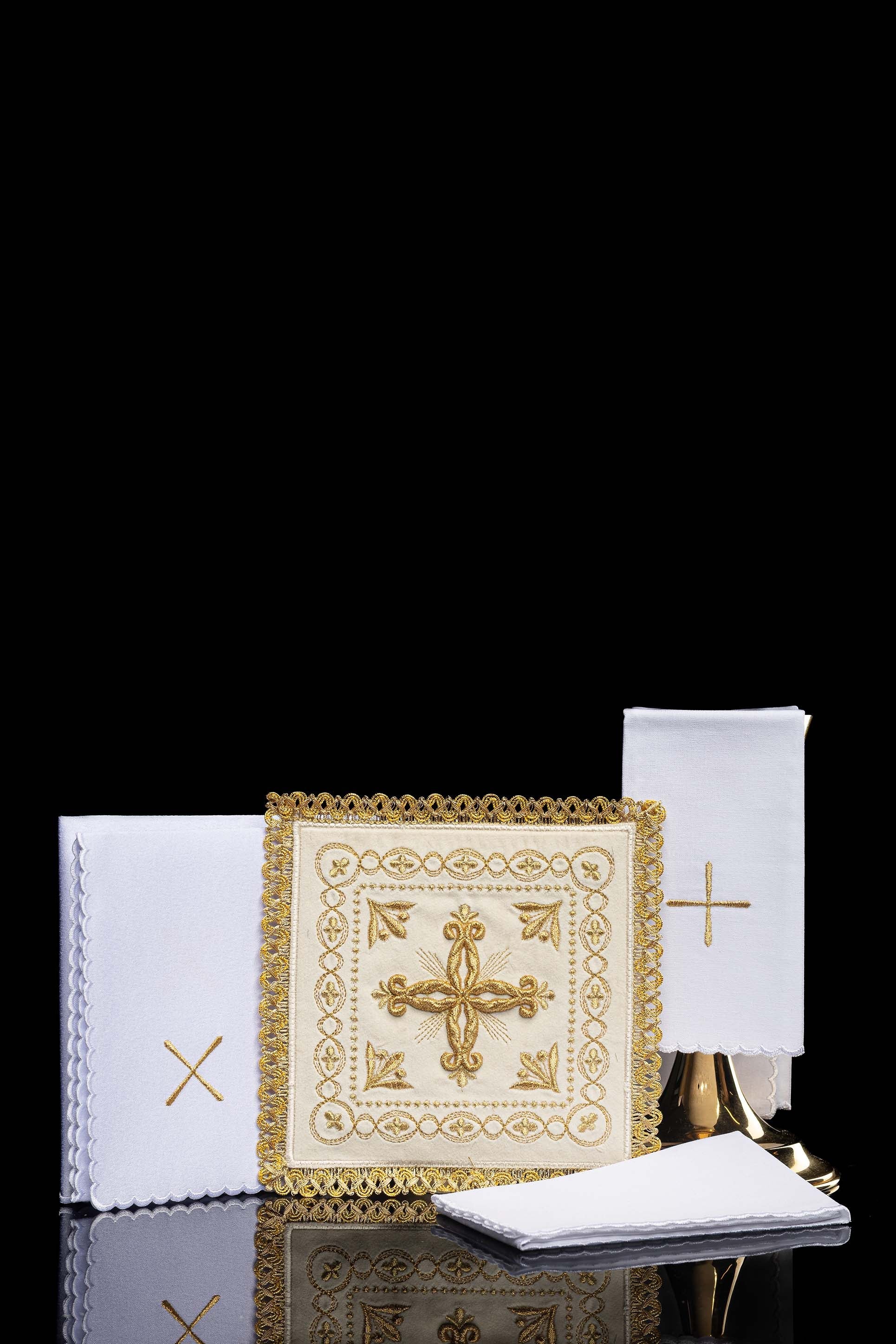 Conjunto de alfaias litúrgicas em veludo creme com motivo de cruz