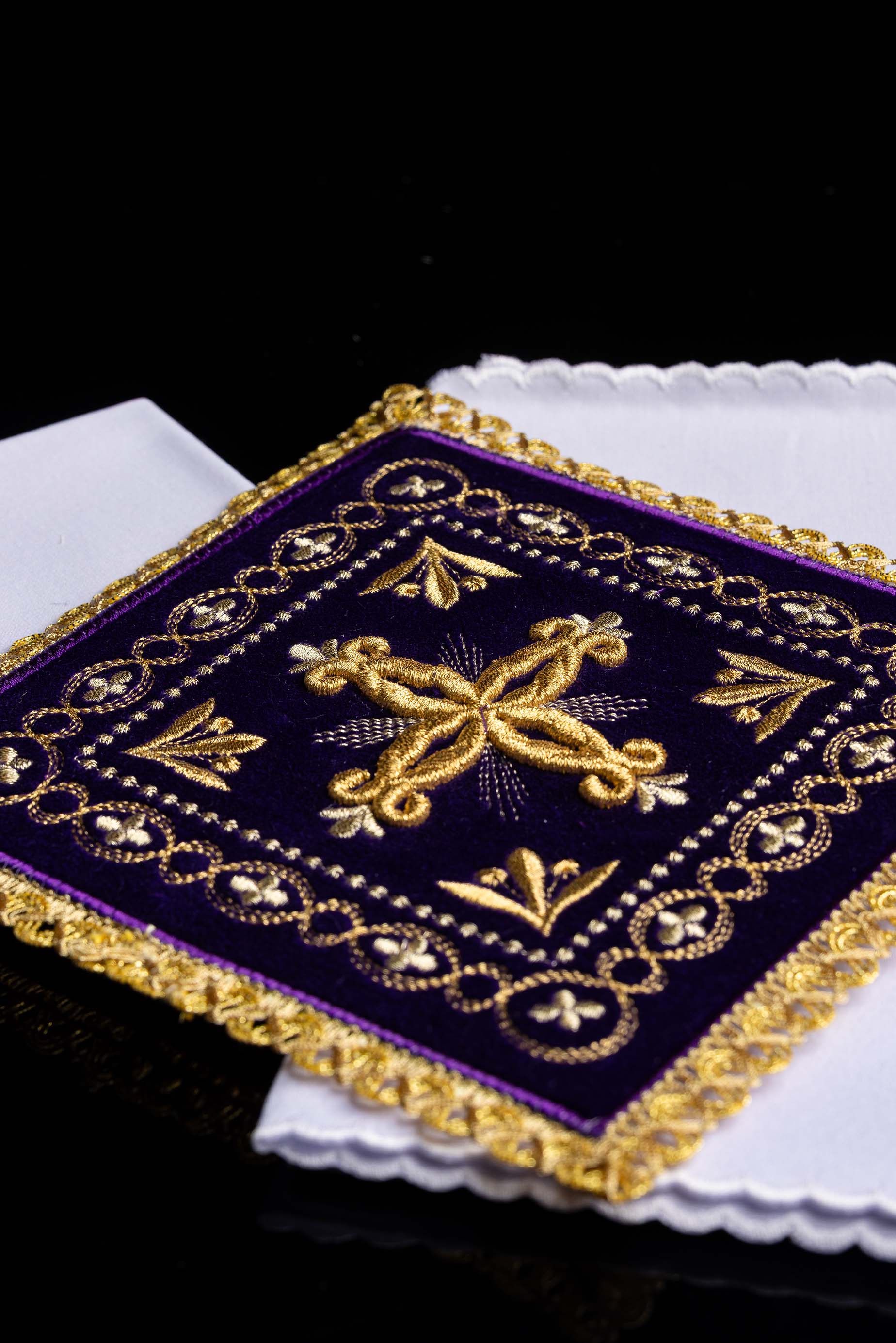 Conjunto de alfaias litúrgicas bordado em veludo roxo