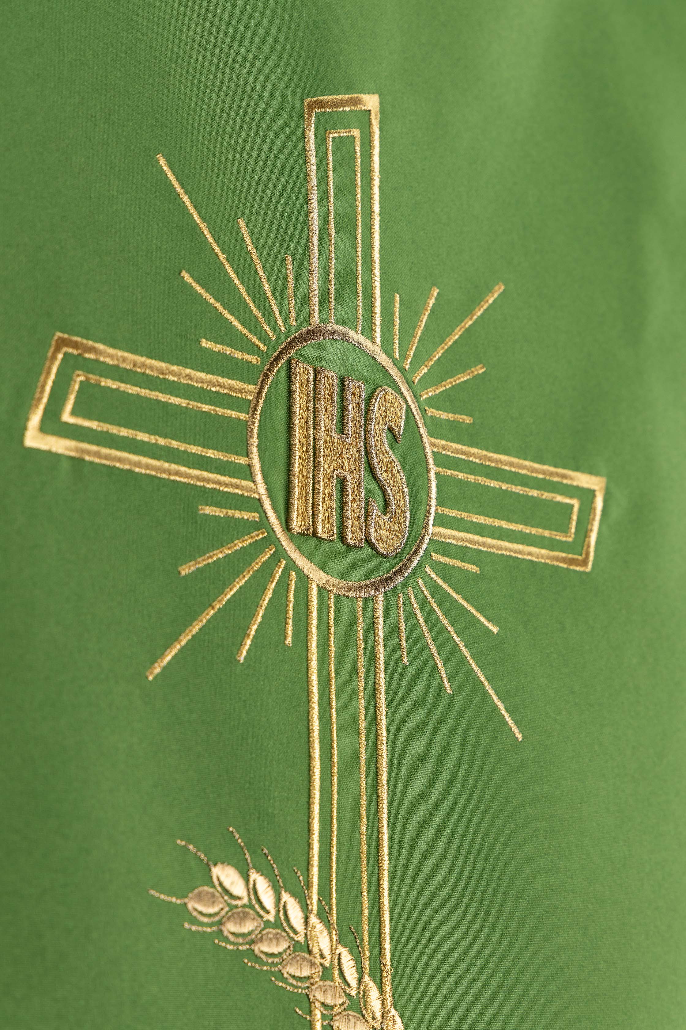 Pano de ambão verde bordado com motivo de cruz e IHS
