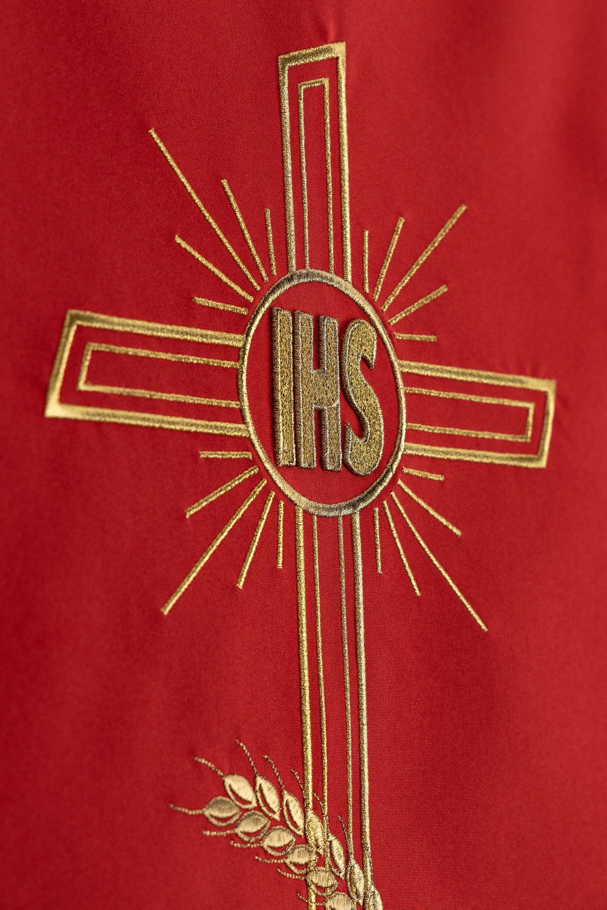 Pano de ambão vermelho bordado com cruz e IHS