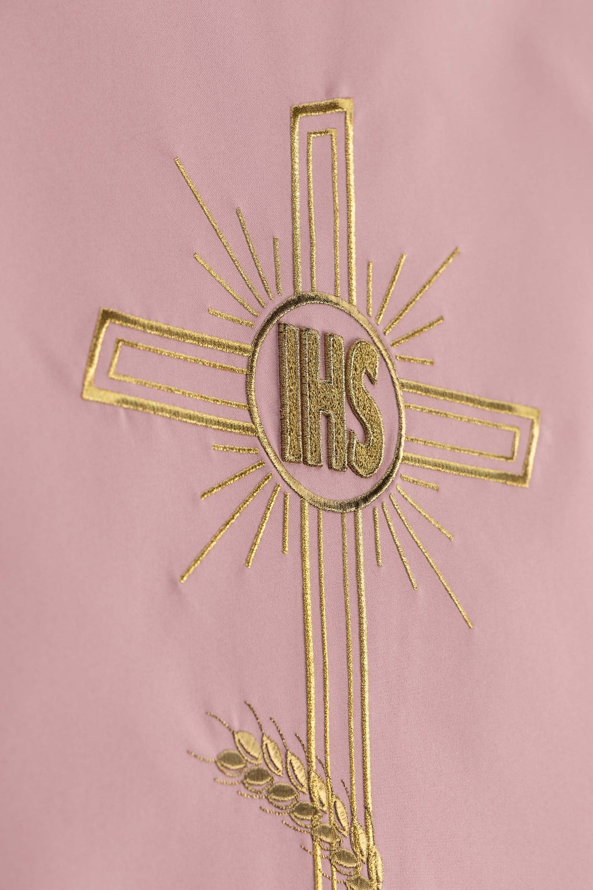 Pano de ambão rosa com bordado de cruz e IHS