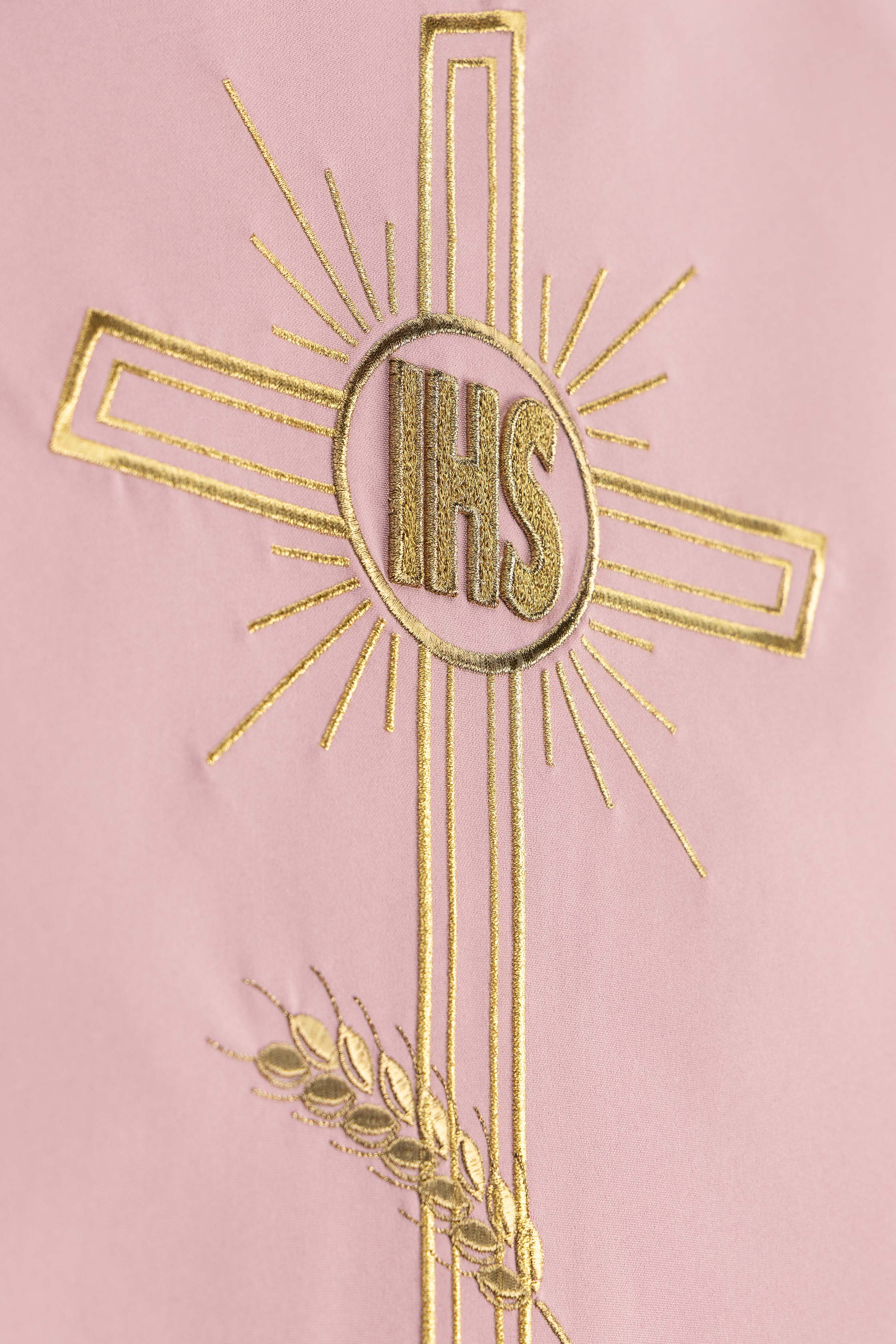 Pano de ambão rosa com bordado de cruz e IHS