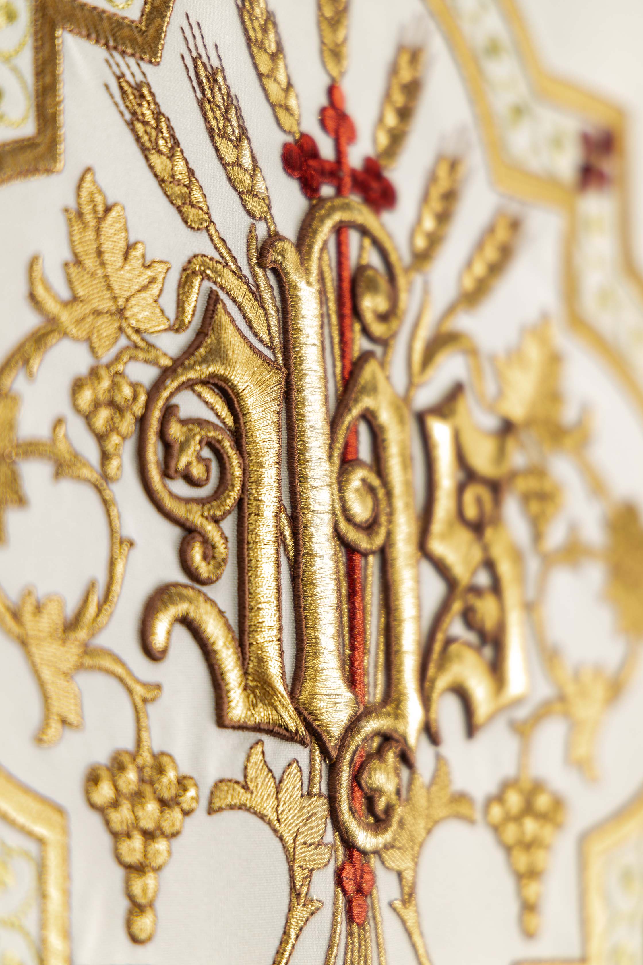 Toalha para ambão creme com bordado dourado IHS