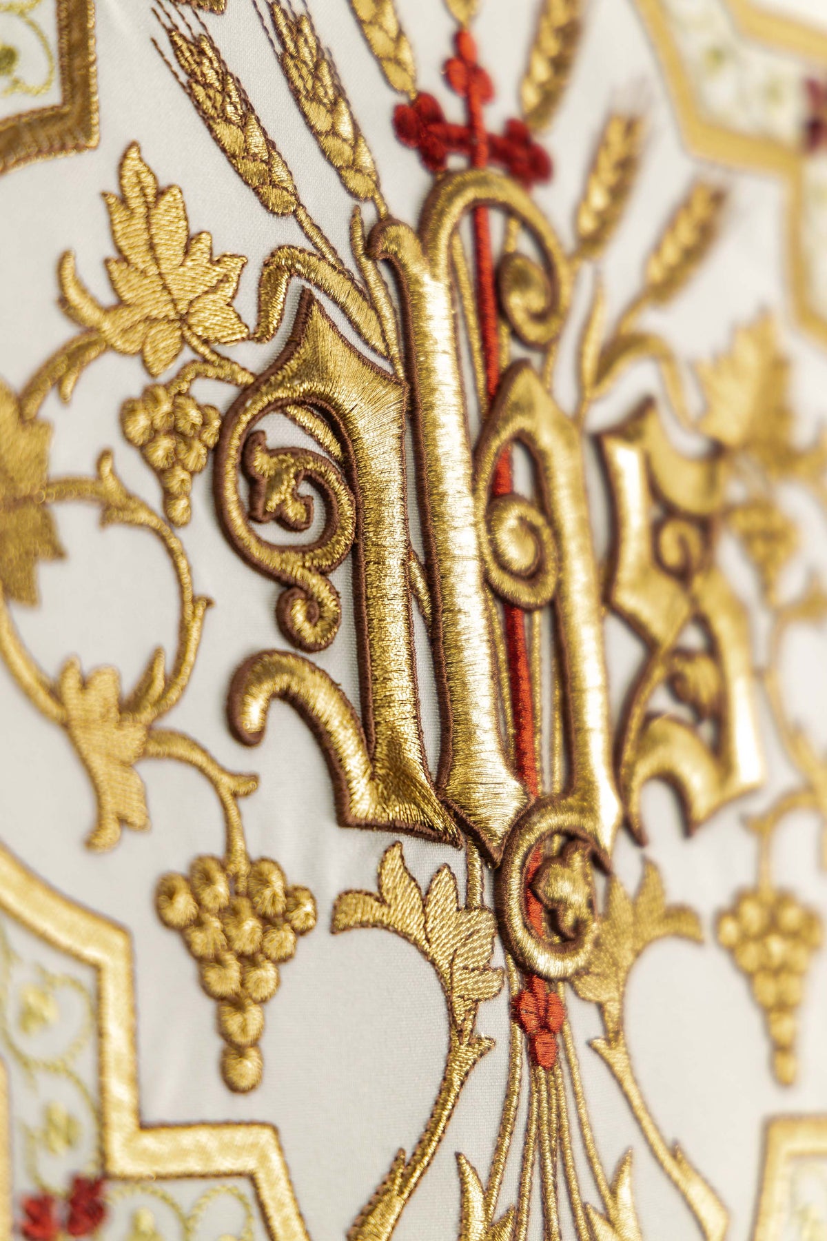 Toalha para ambão creme com bordado dourado IHS