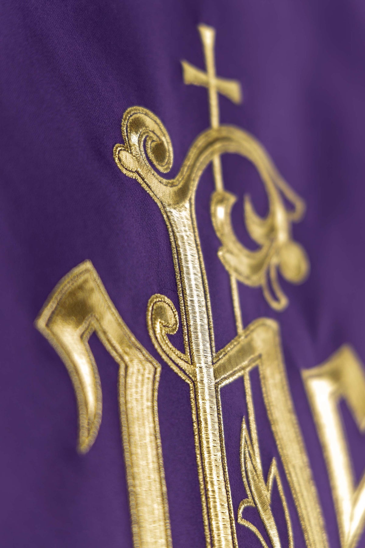 Pano de ambão roxo bordado com o símbolo IHS