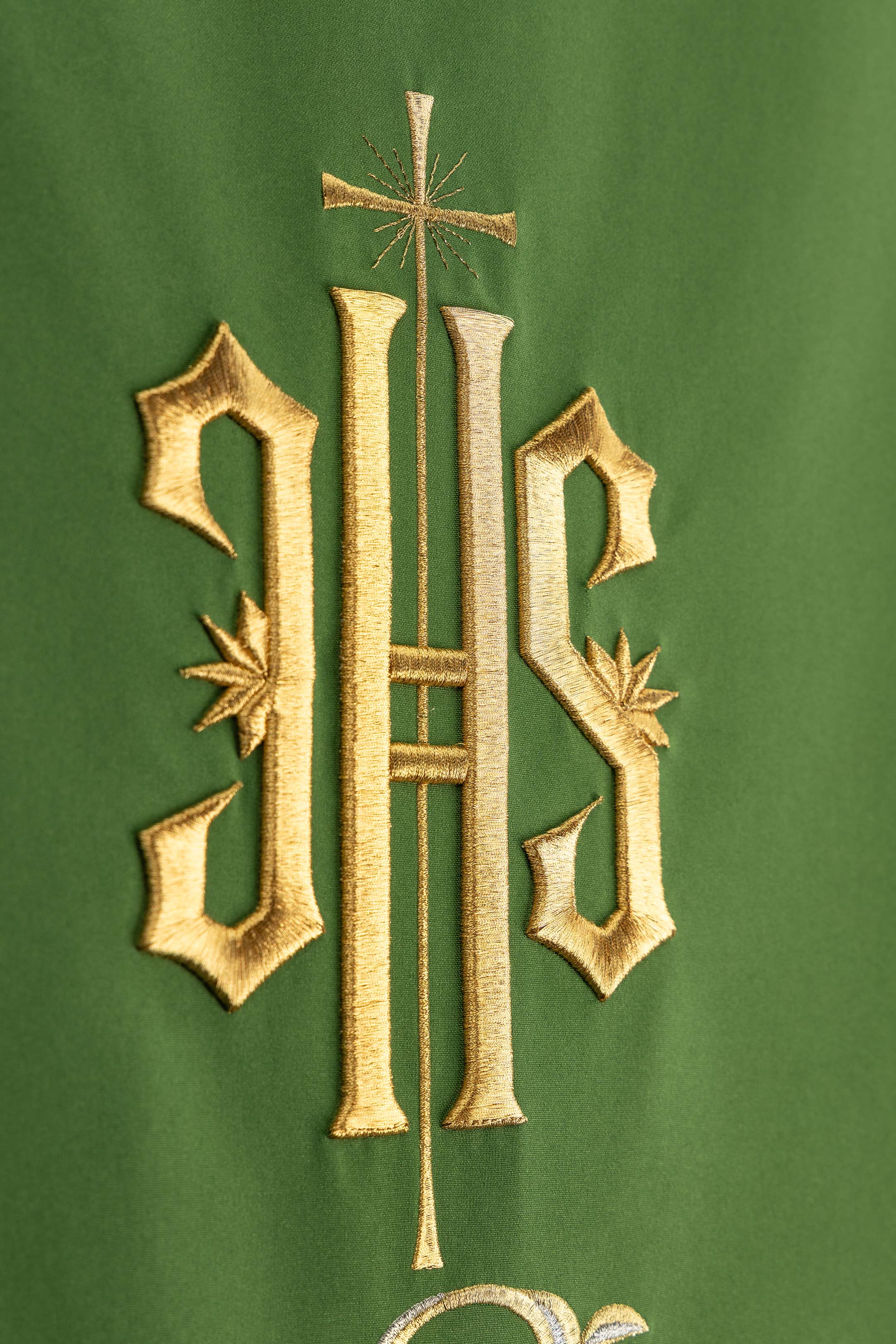 Pano de ambão verde bordado com o motivo IHS