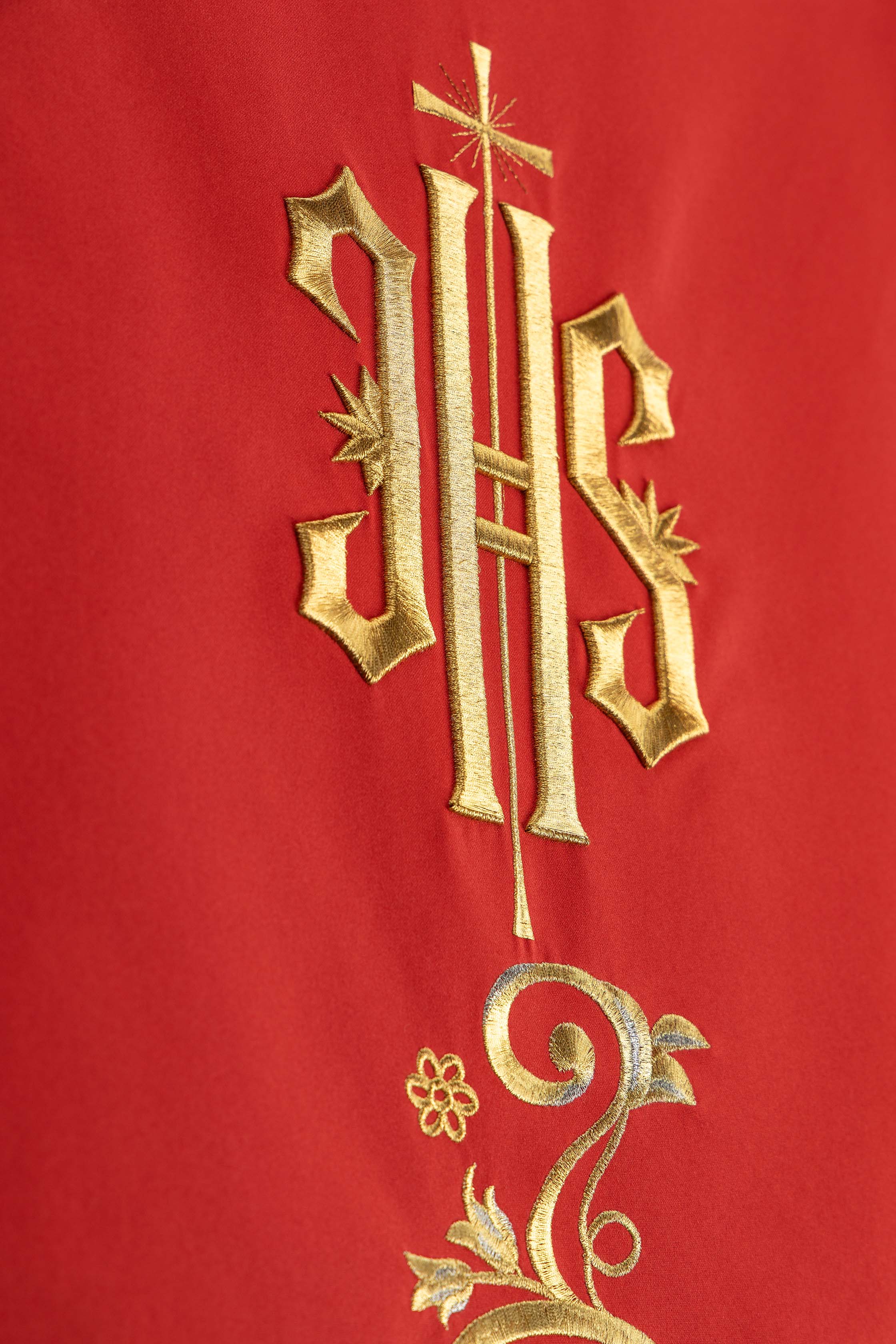 Pano de ambão vermelho bordado com motivo IHS
