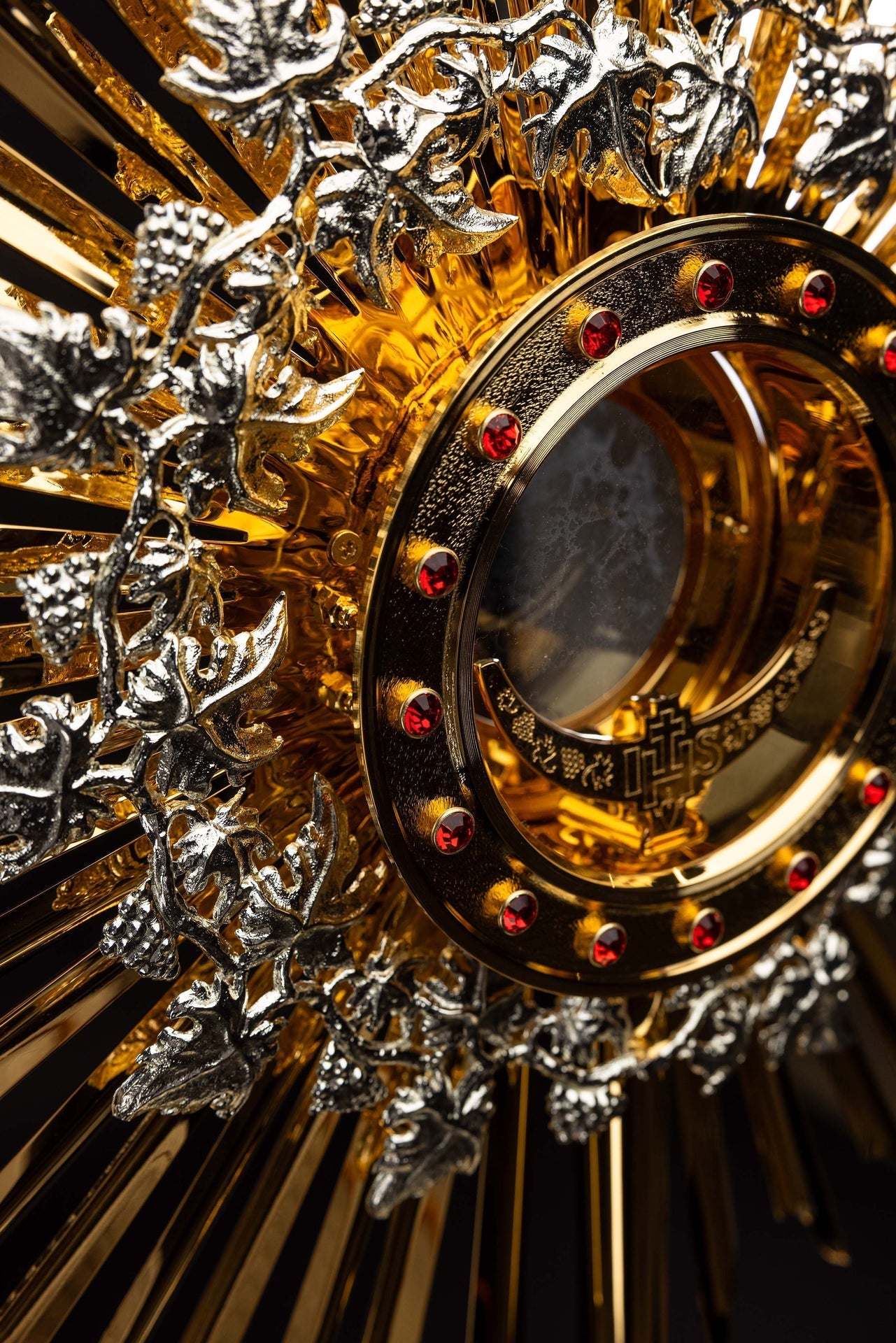 Ostensório dourado de latão feito à mão, adornado com rubis, para celebrações eucarísticas.