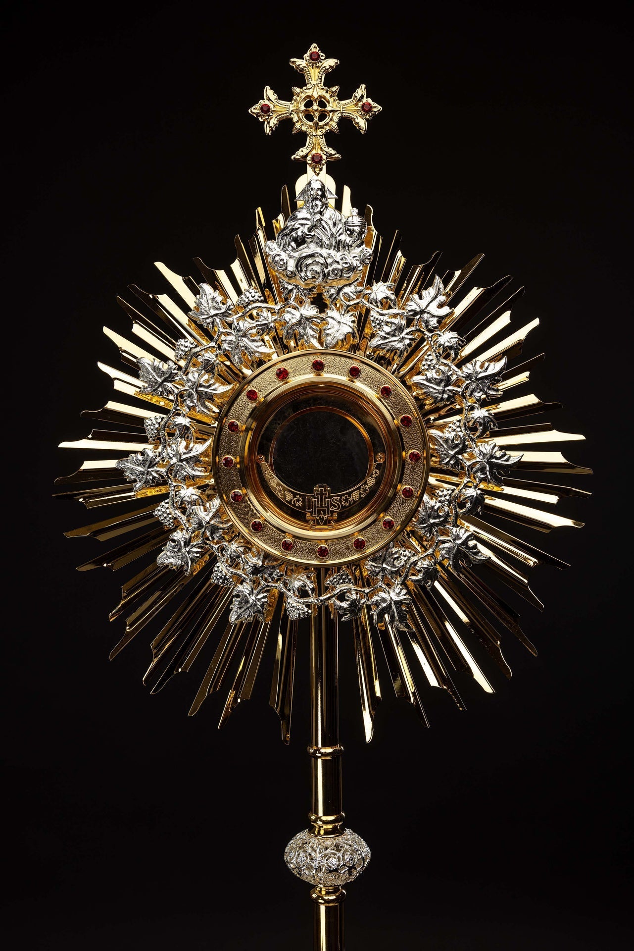 Ostensório dourado de latão feito à mão, adornado com rubis, para celebrações eucarísticas.
