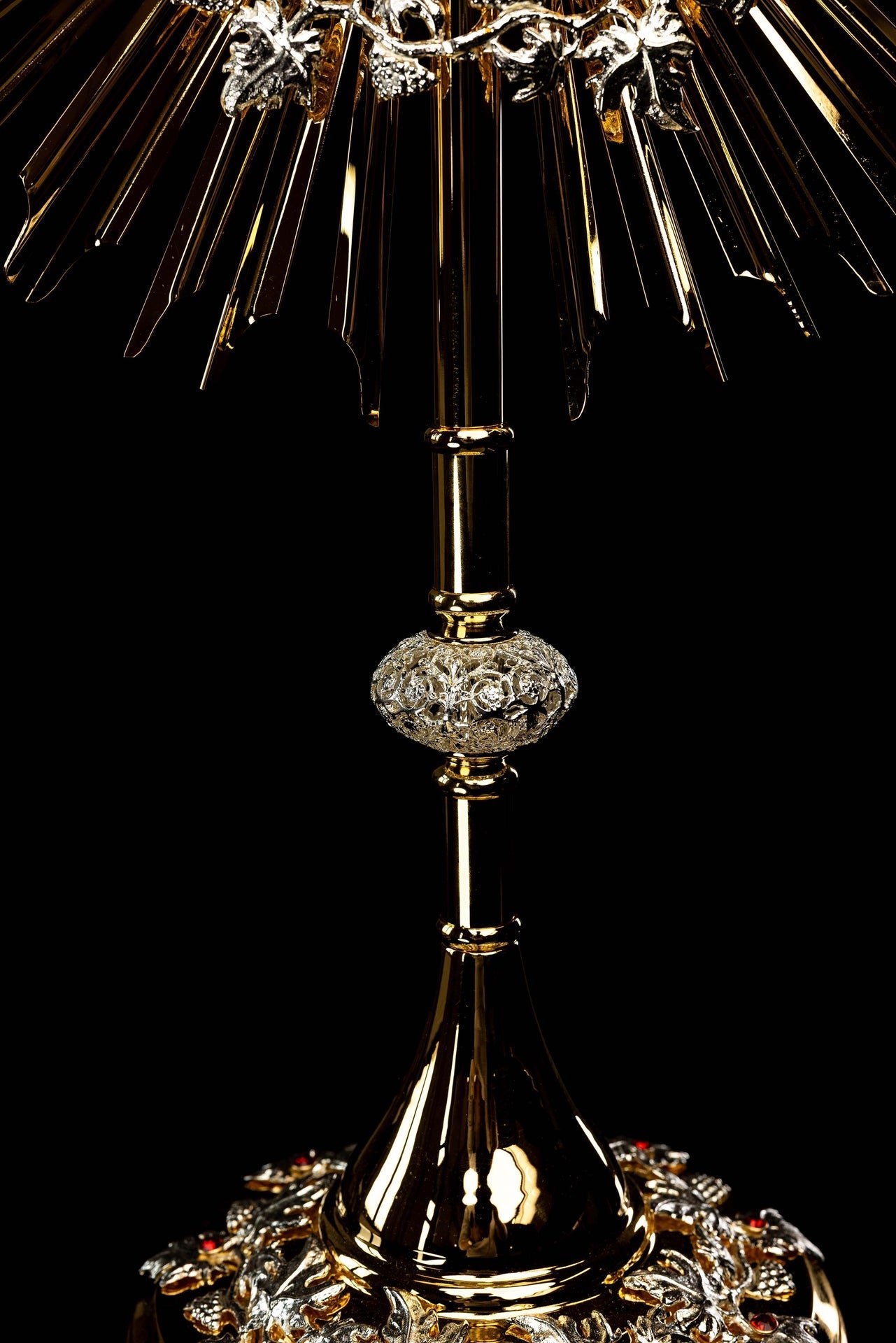 Ostensório dourado de latão feito à mão, adornado com rubis, para celebrações eucarísticas.