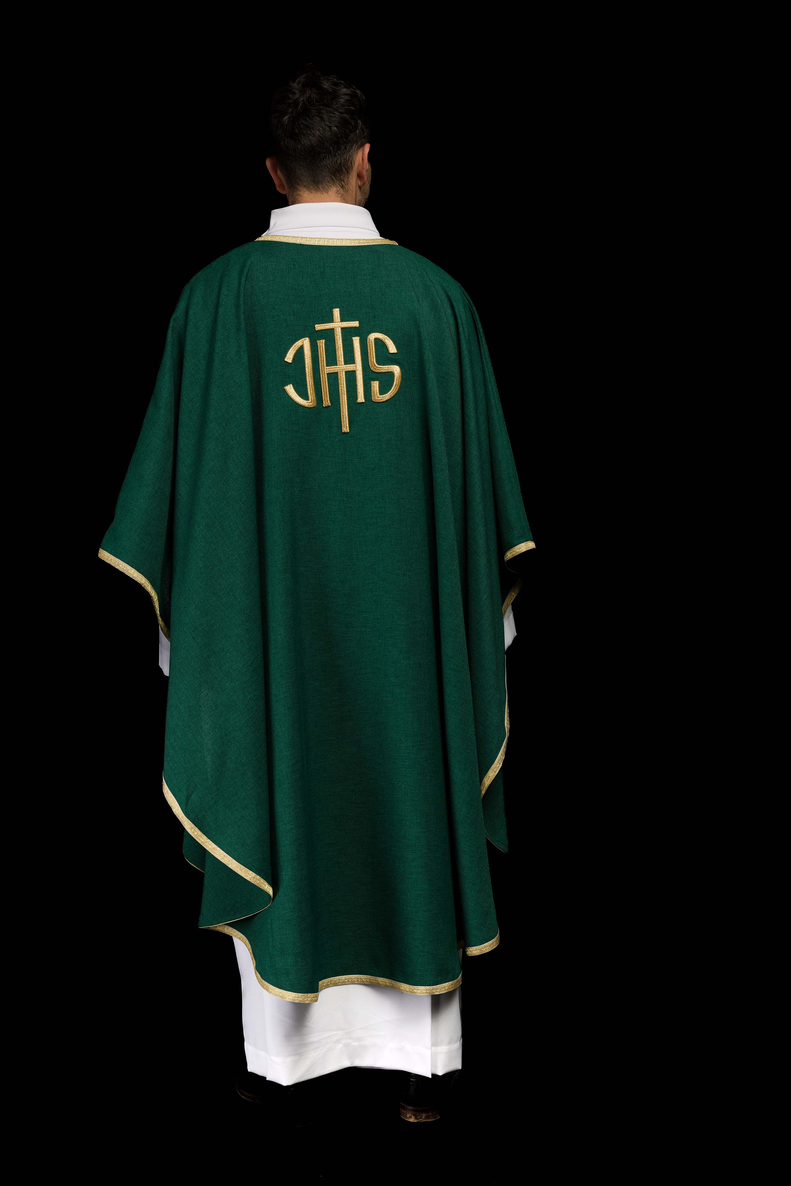 Casula litúrgica verde com bordado dourado IHS - chasubles.com.br