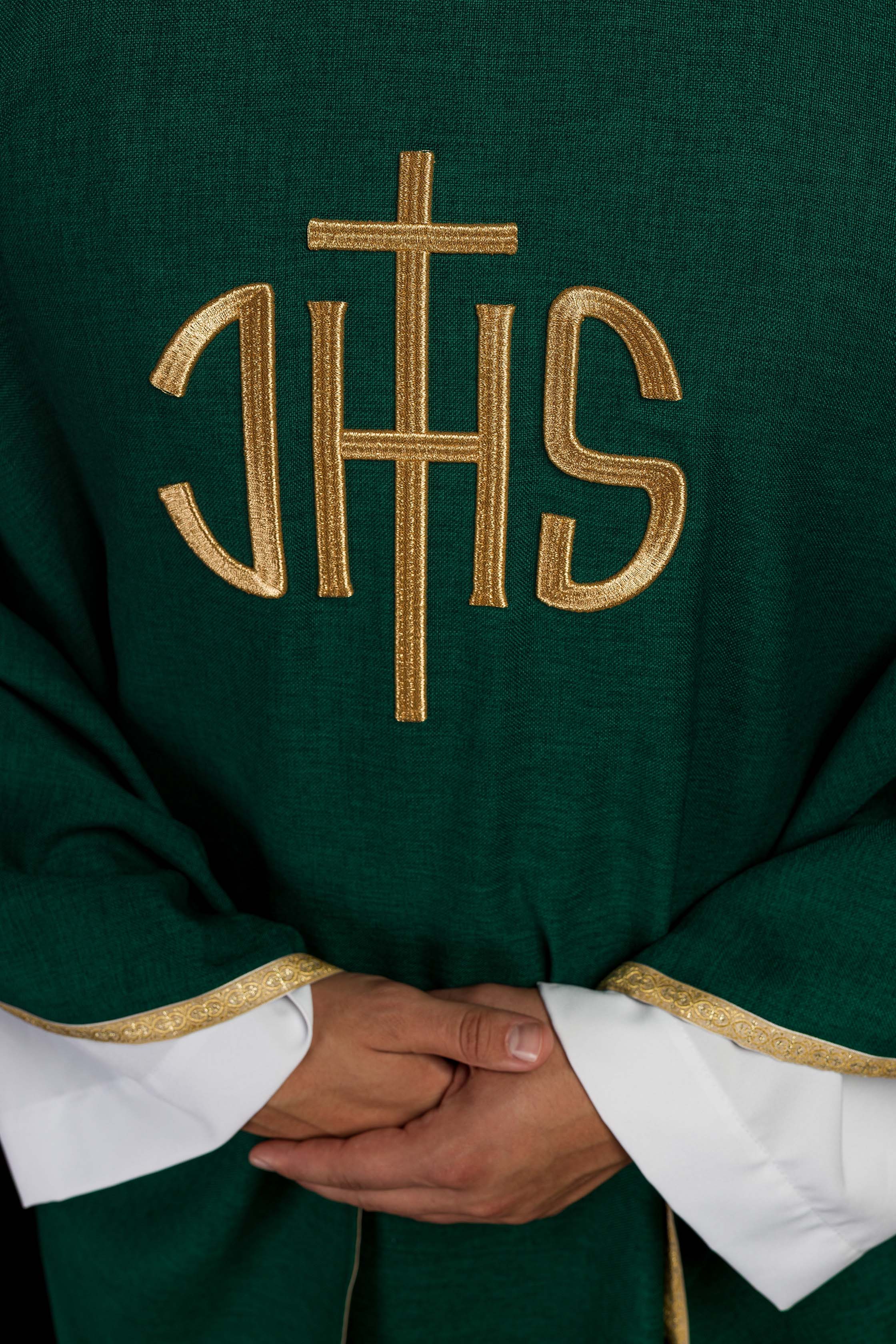 Casula litúrgica verde com bordado dourado IHS - chasubles.com.br
