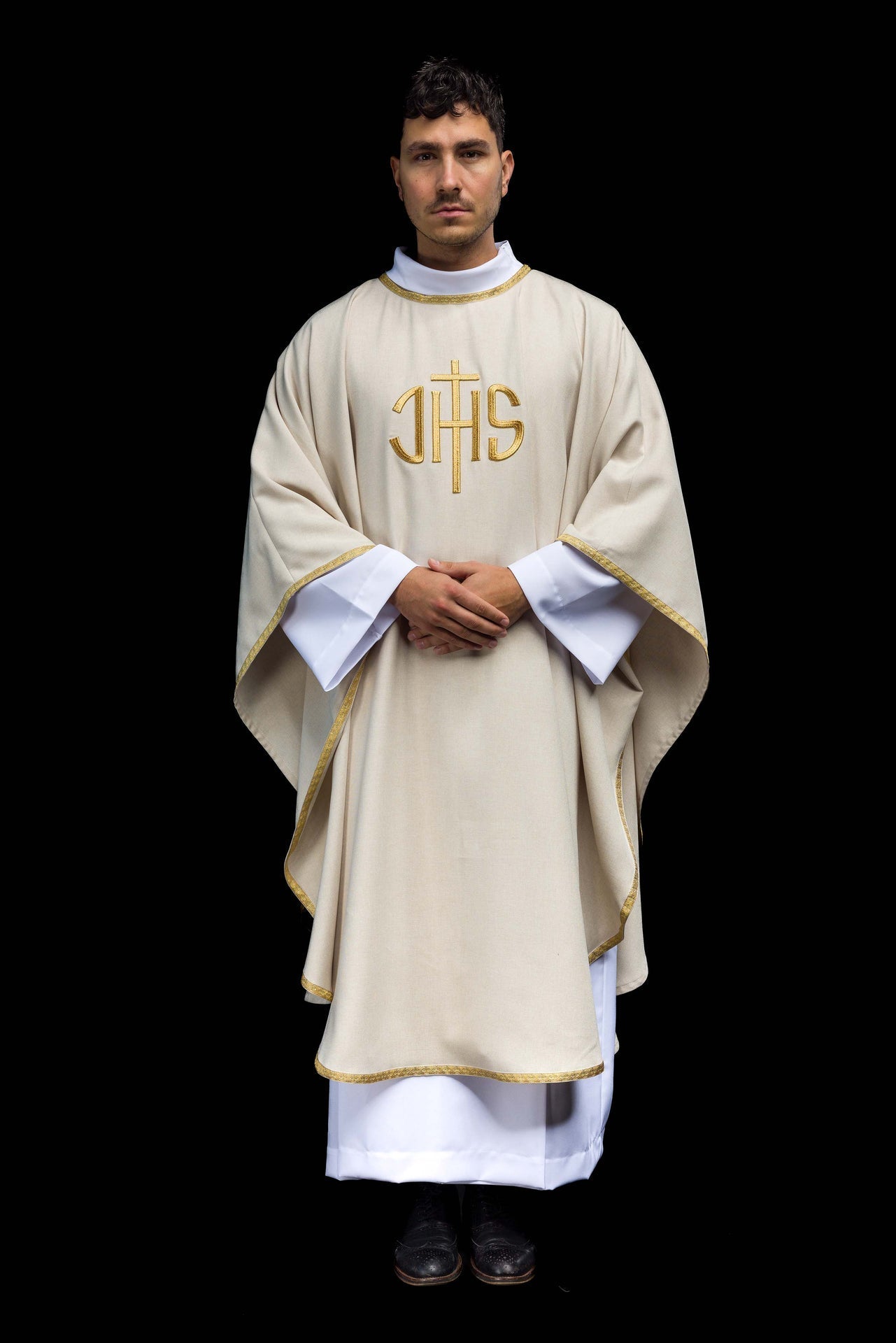 Casula ecru com bordado dourado IHS