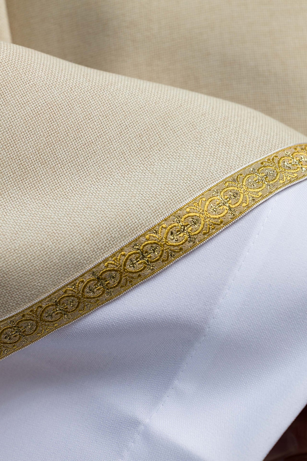 Casula ecru com bordado dourado IHS