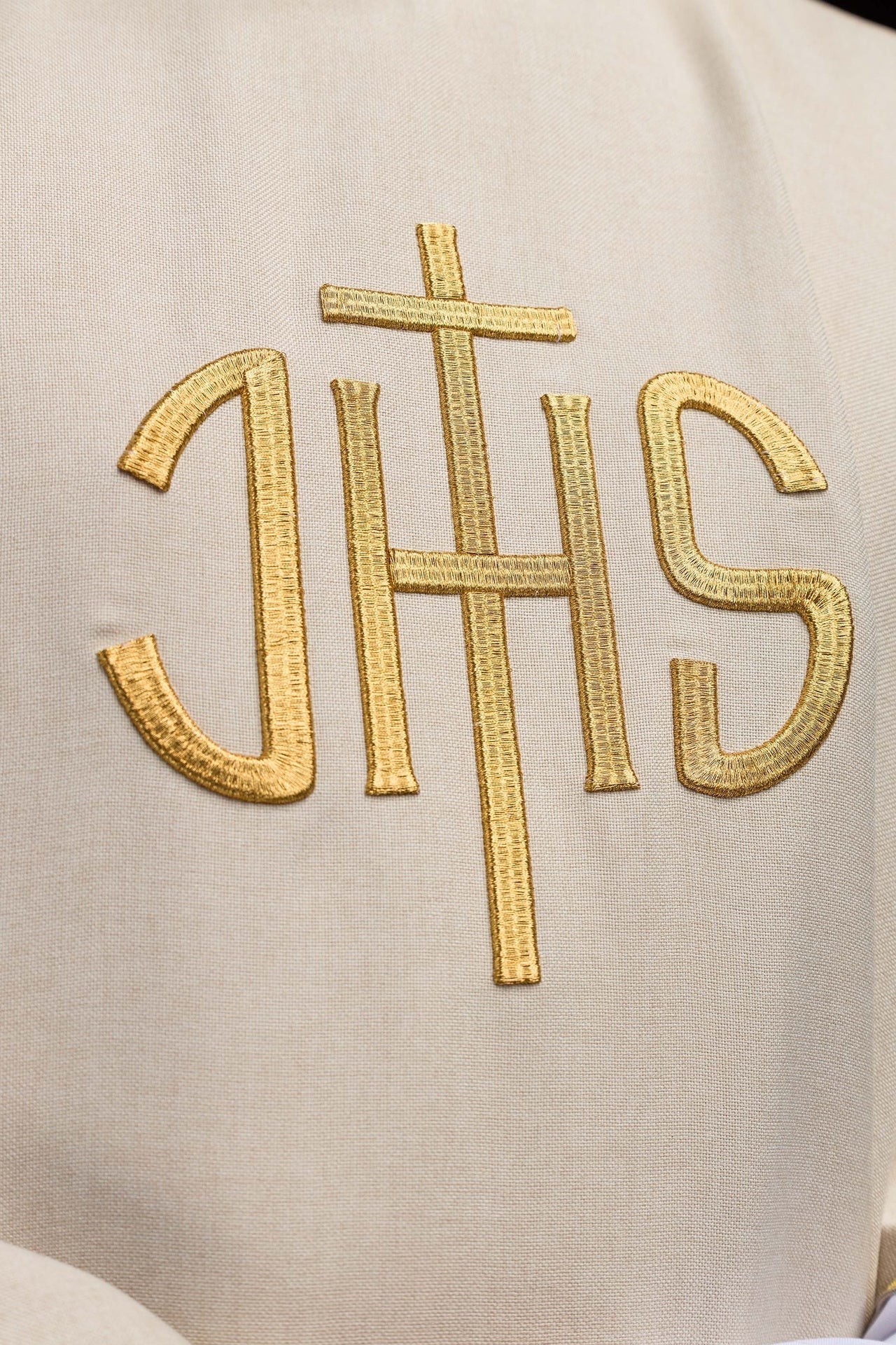 Casula ecru com bordado dourado IHS