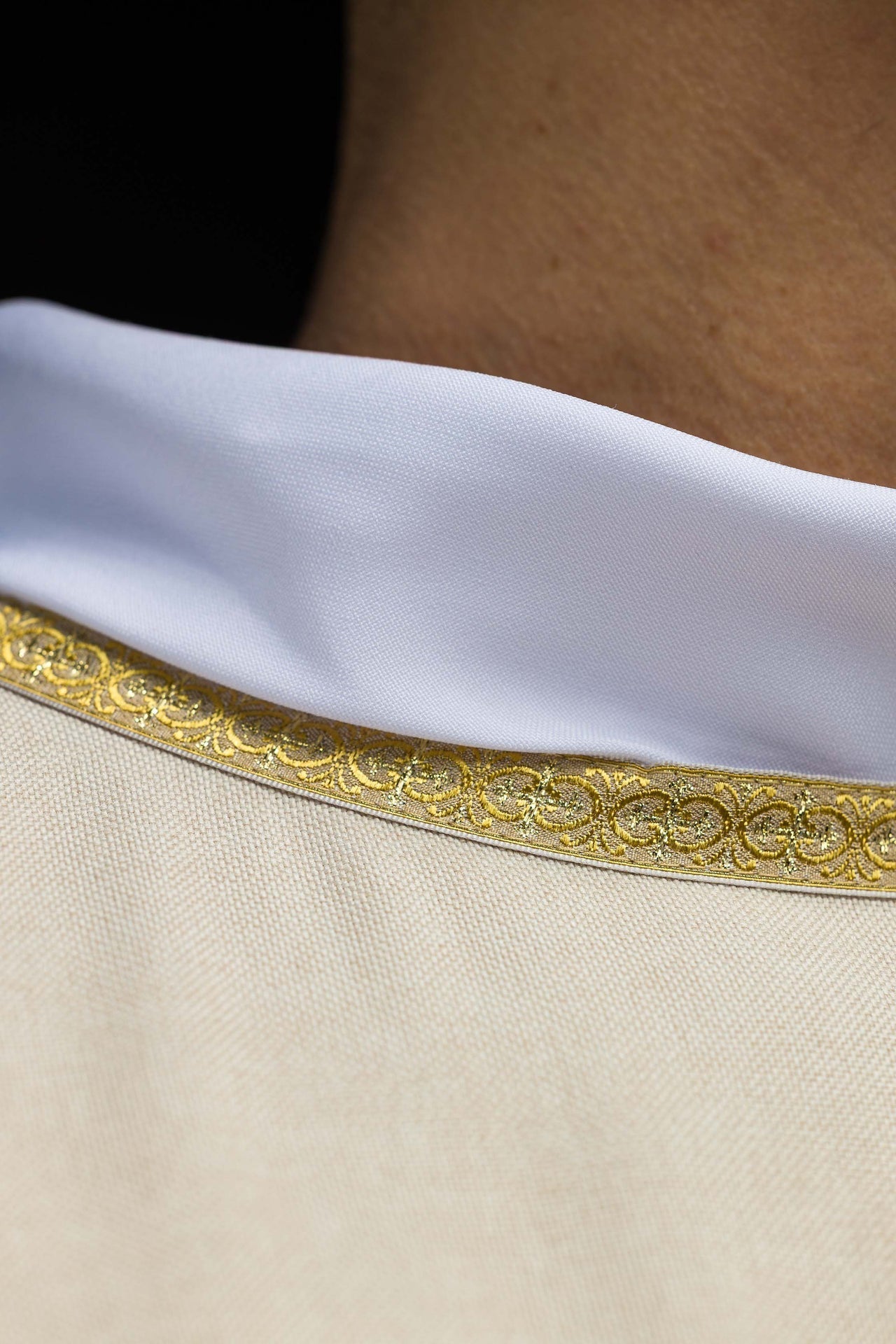 Casula ecru com bordado dourado IHS