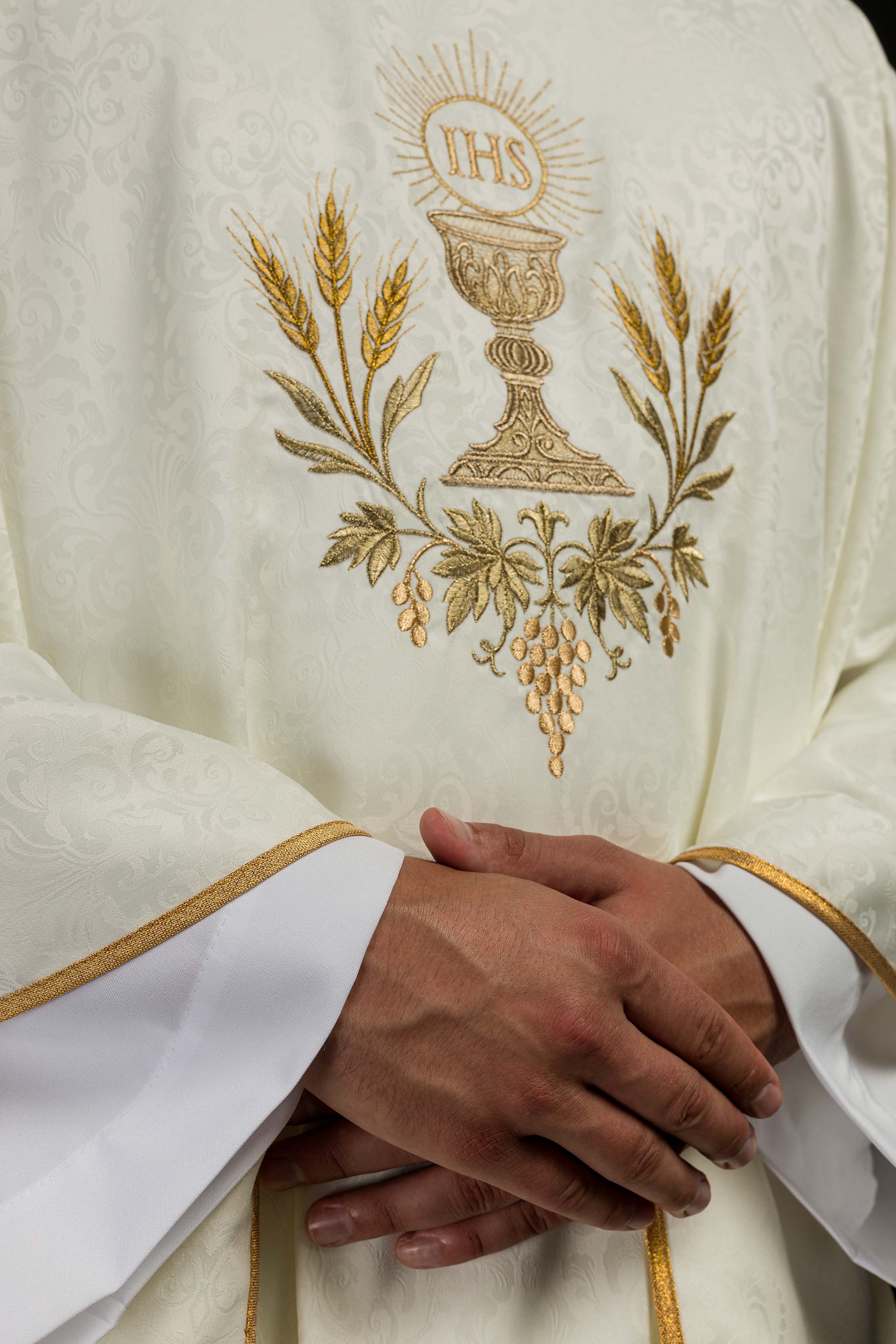 Casula litúrgica creme com bordado de cálice e hóstia em tecido jacquard