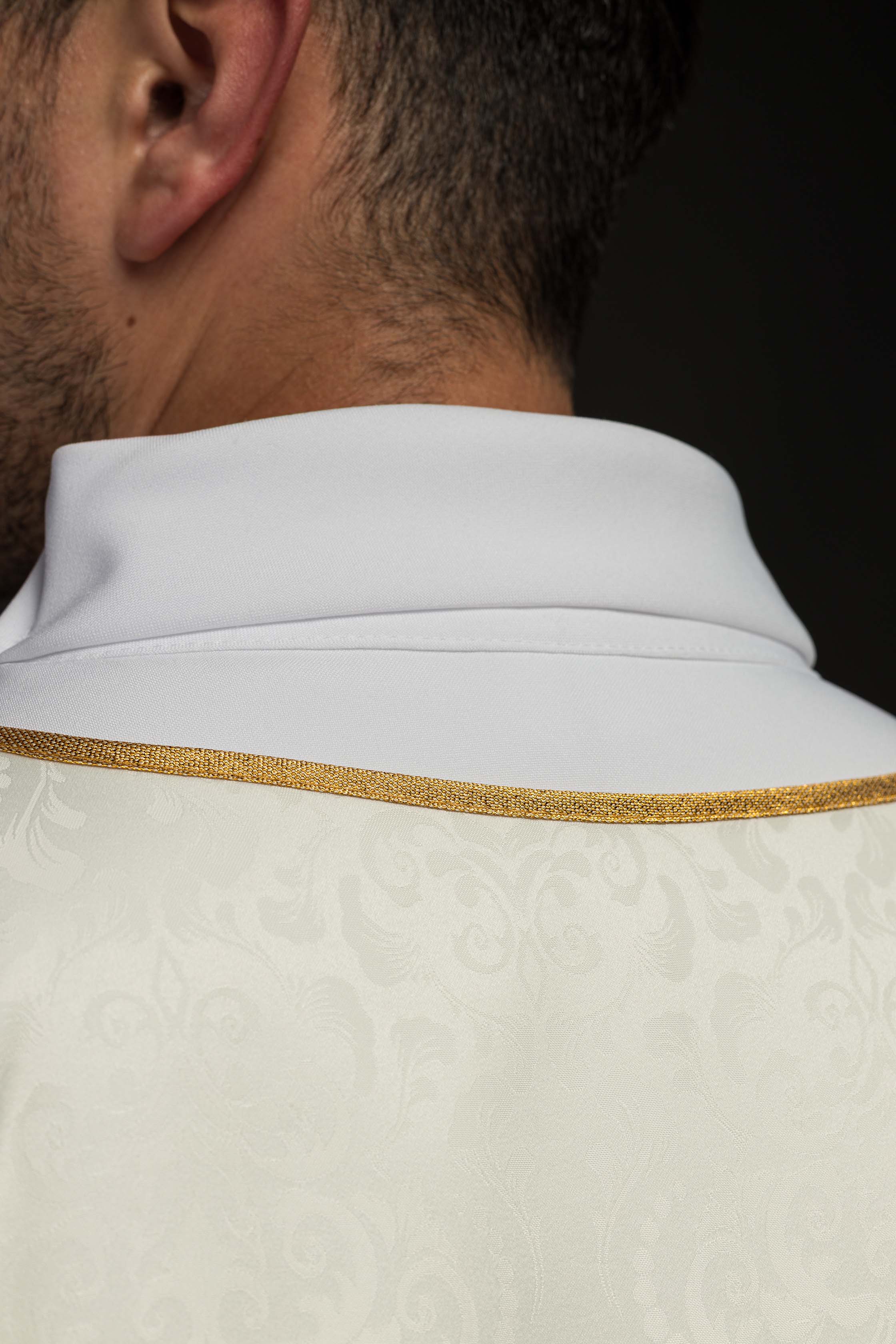 Casula litúrgica creme com bordado de cálice e hóstia em tecido jacquard