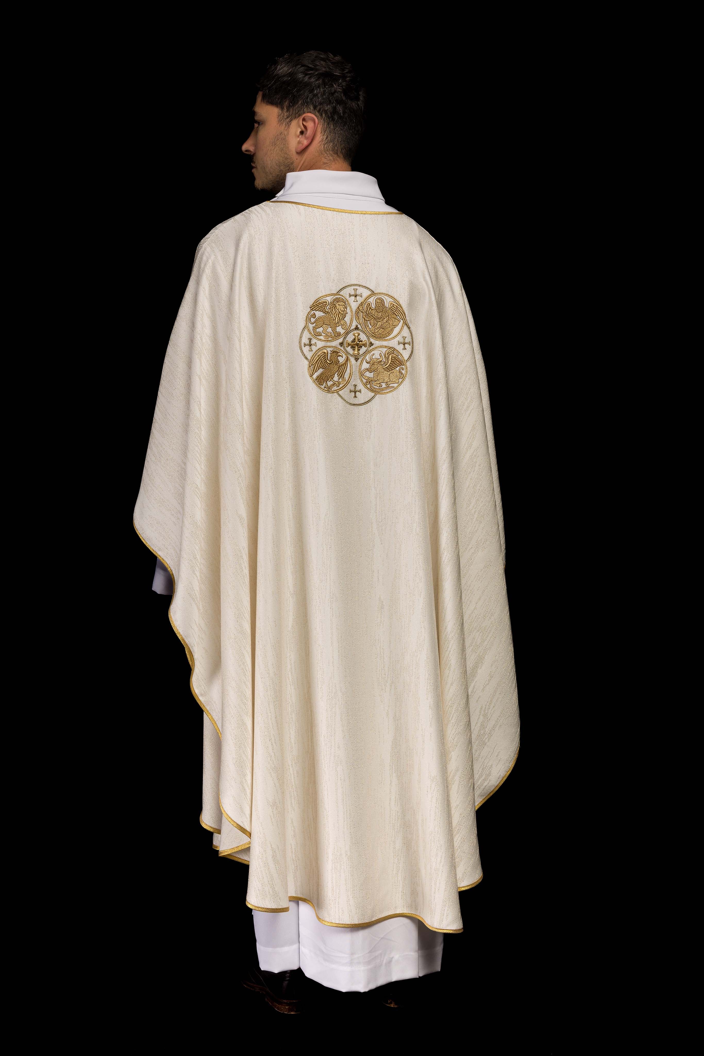 Casula creme com bordado dos 4 Evangelistas em tecido ornamentado - chasubles.com.br